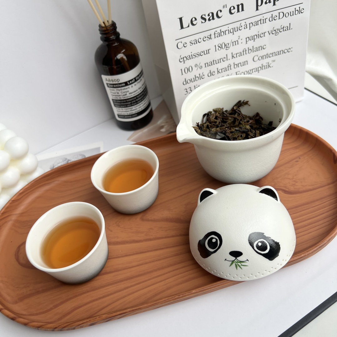 克罗心与国宝熊猫的跨界联名,不仅仅是对品质的坚持,更是对艺术的追求 7