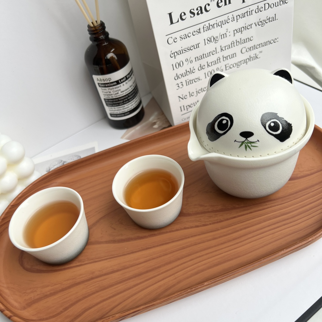 克罗心与国宝熊猫的跨界联名,不仅仅是对品质的坚持,更是对艺术的追求 4
