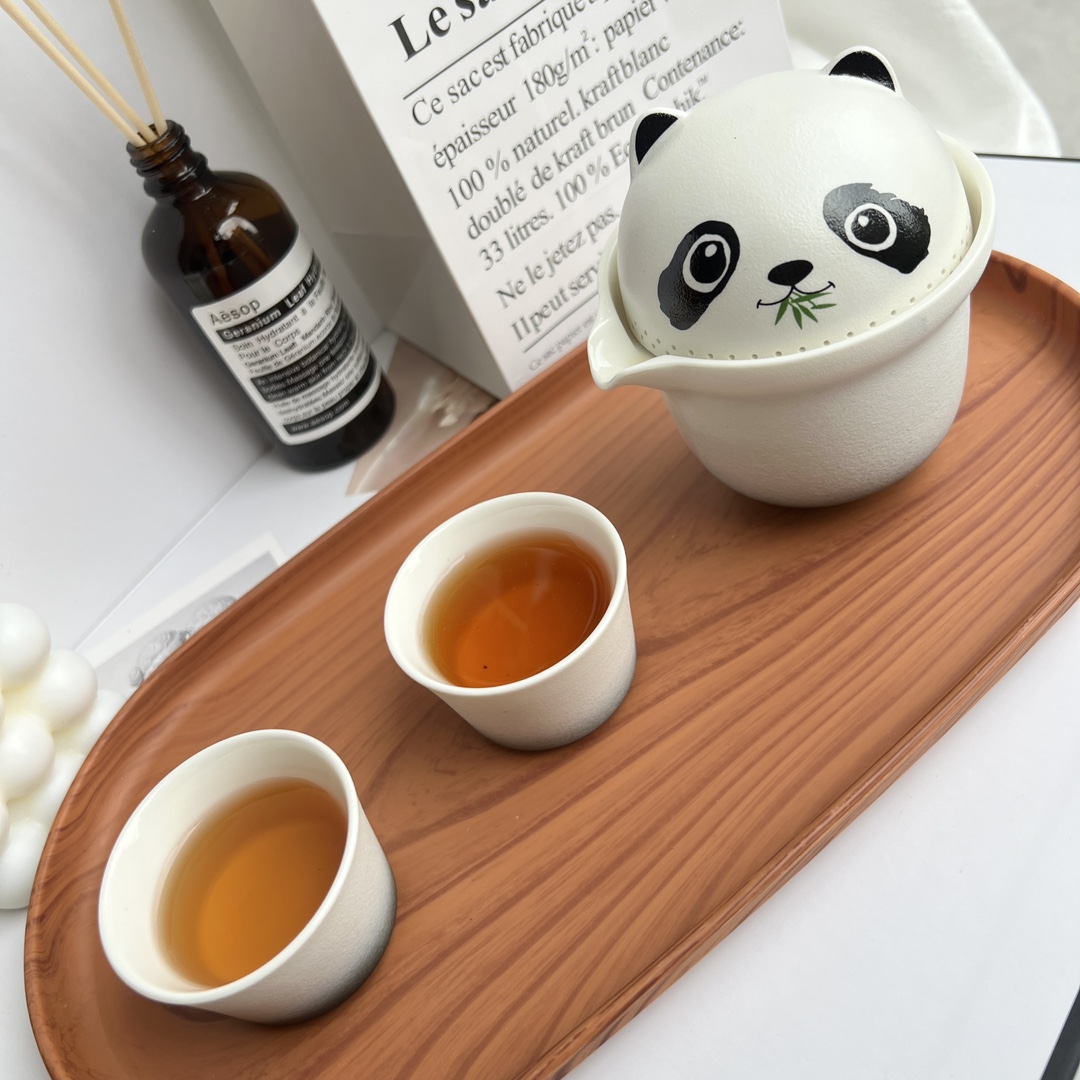 克罗心与国宝熊猫的跨界联名,不仅仅是对品质的坚持,更是对艺术的追求 8