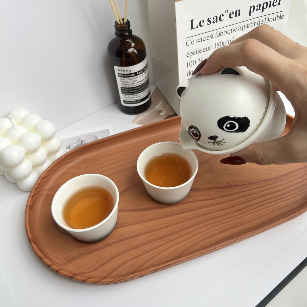 克罗心与国宝熊猫的跨界联名,不仅仅是对品质的坚持,更是对艺术的追求 6