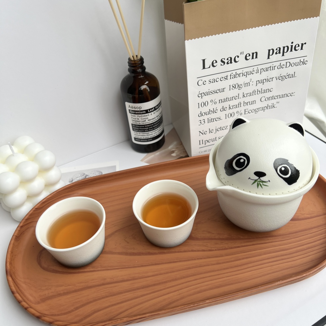 克罗心与国宝熊猫的跨界联名,不仅仅是对品质的坚持,更是对艺术的追求 3