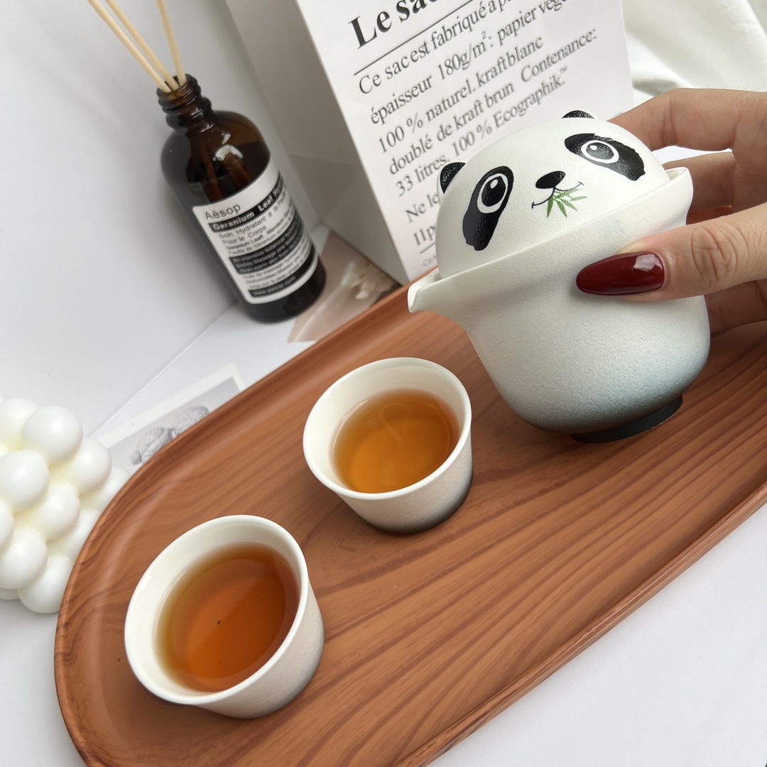 克罗心与国宝熊猫的跨界联名,不仅仅是对品质的坚持,更是对艺术的追求 9