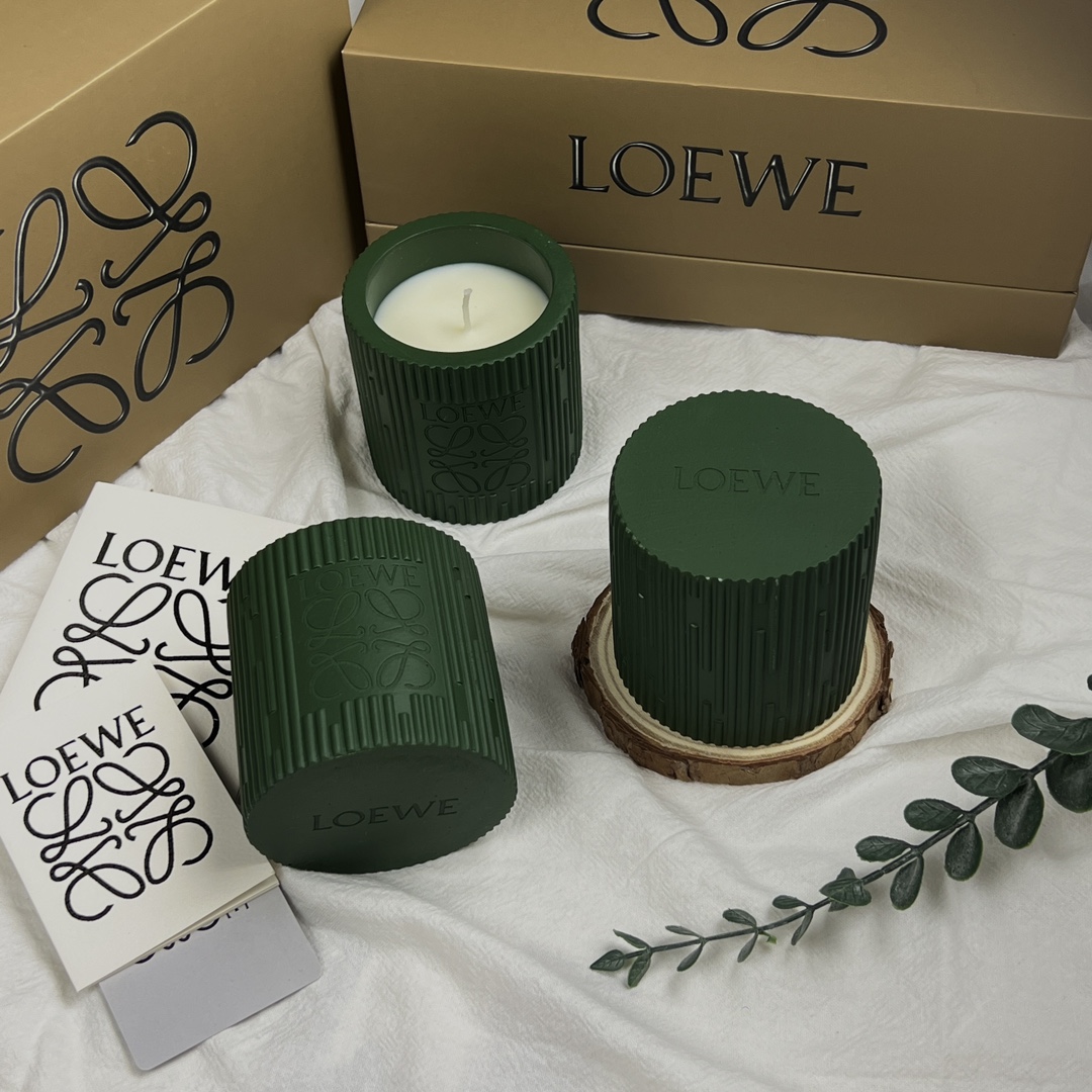 Cedarwood features a fresh, subtly woody, and resinous fragrance with a - Perfume 8