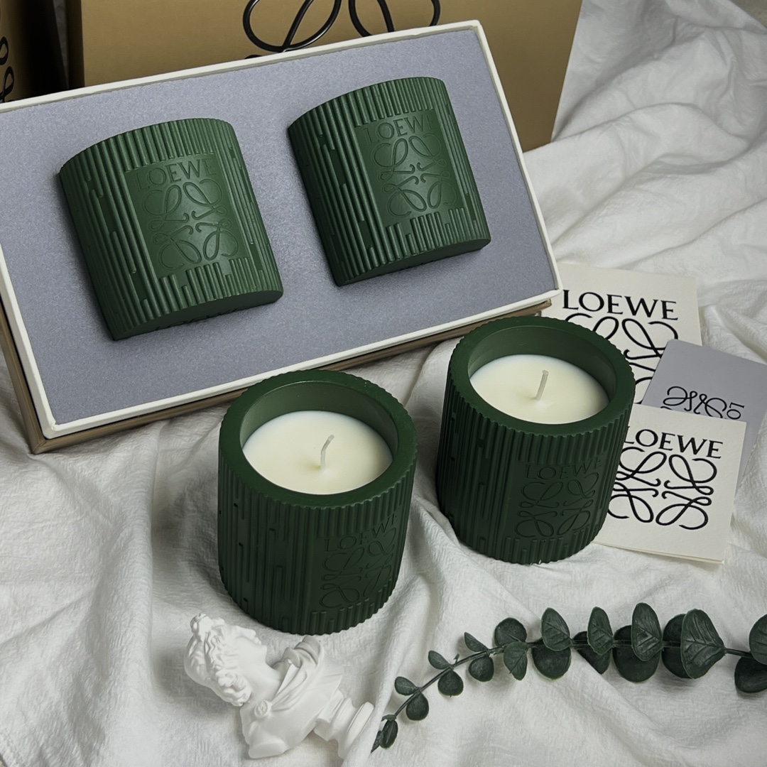 Cedarwood features a fresh, subtly woody, and resinous fragrance with a - Perfume 5