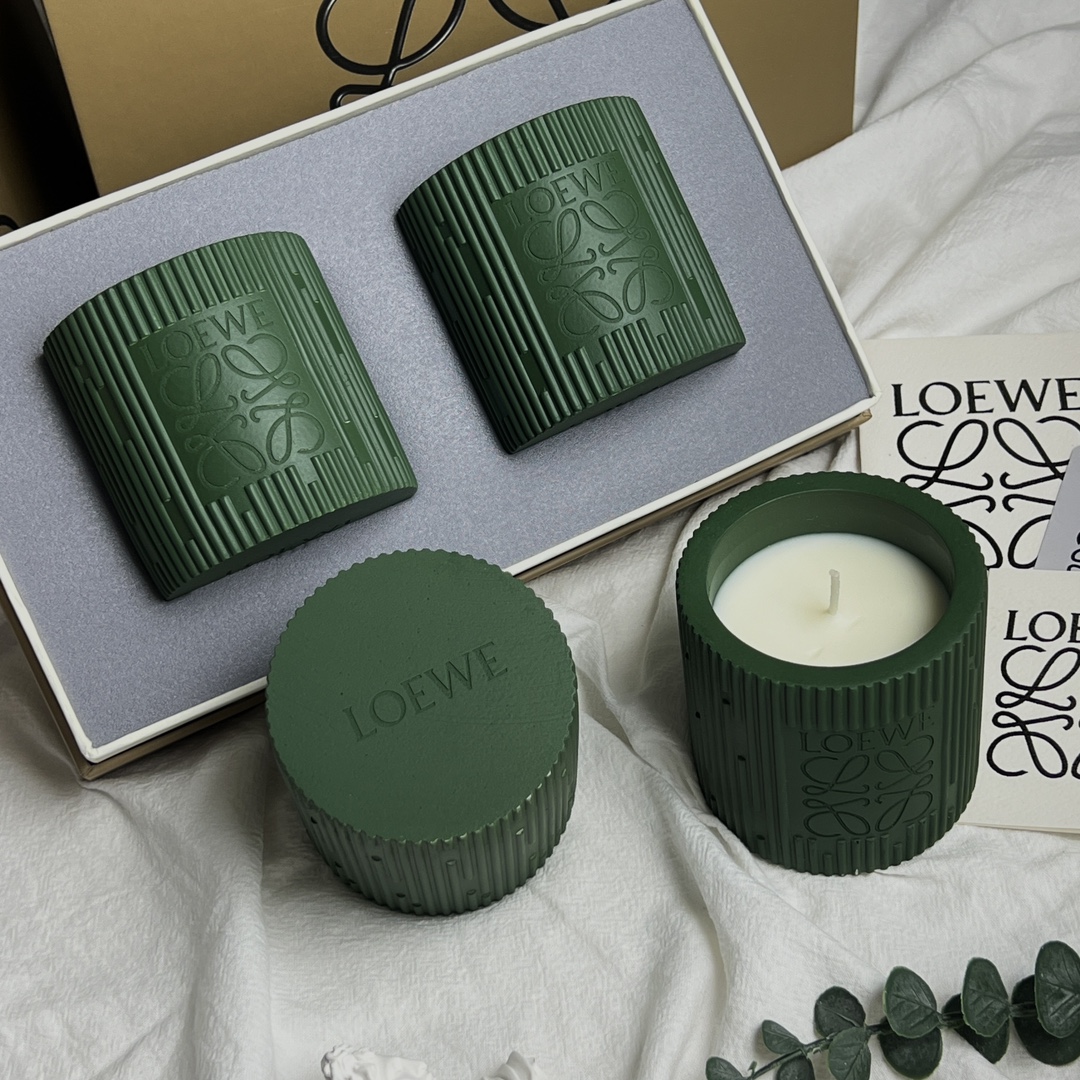 Cedarwood features a fresh, subtly woody, and resinous fragrance with a - Perfume 7