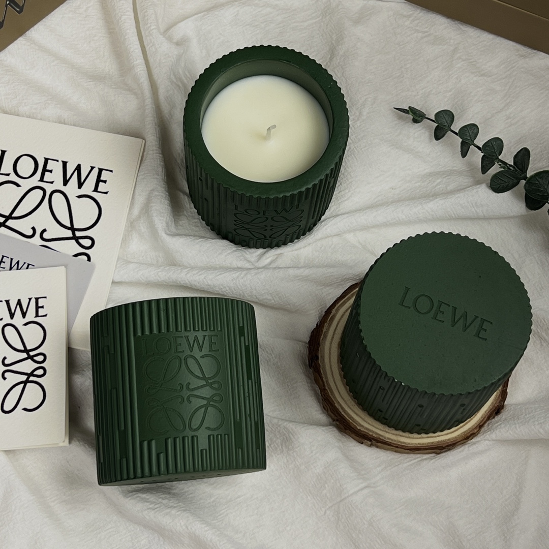 Cedarwood features a fresh, subtly woody, and resinous fragrance with a - Perfume 9
