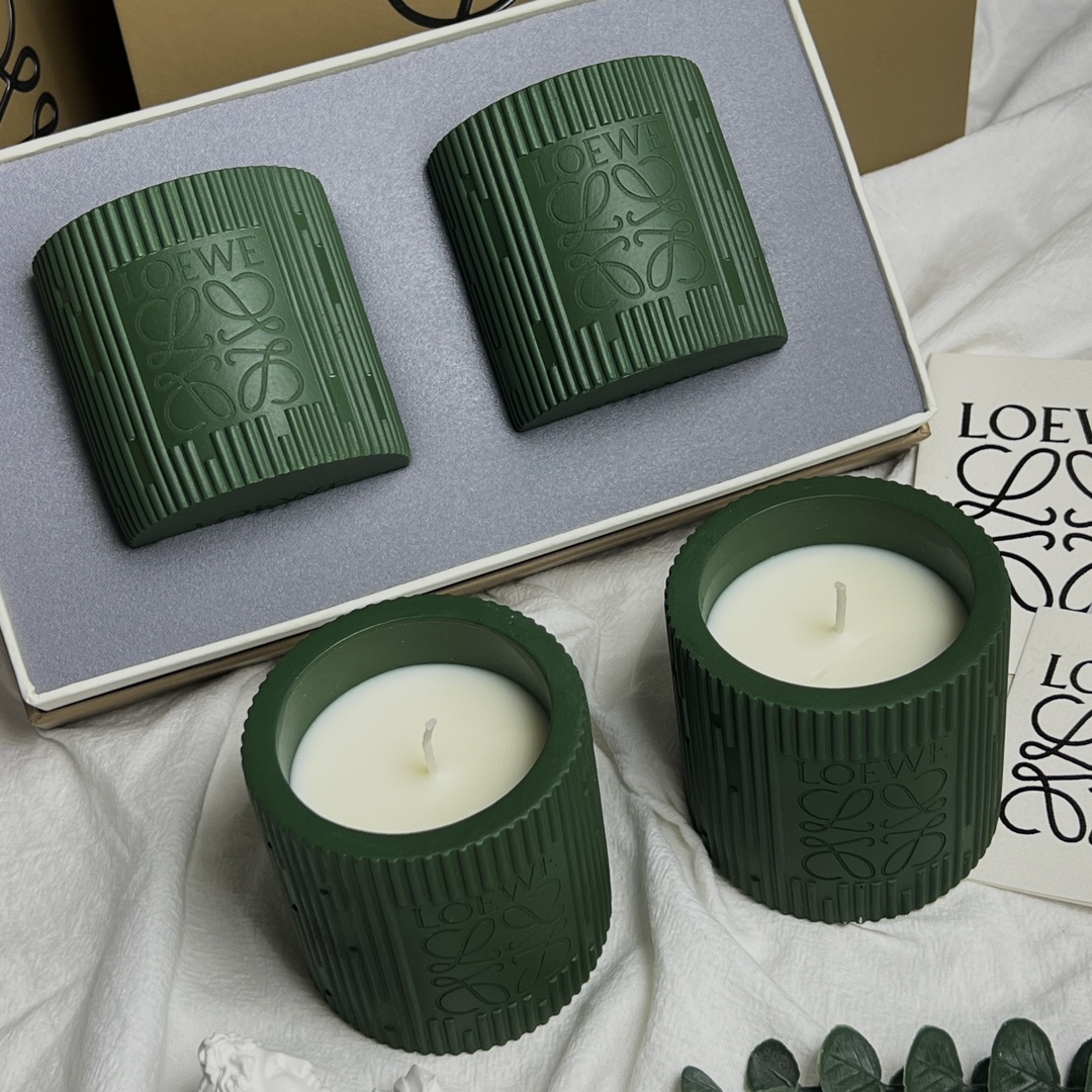 Cedarwood features a fresh, subtly woody, and resinous fragrance with a - Perfume 6