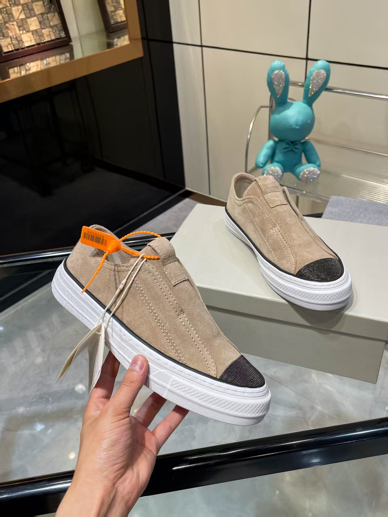 NO:384472,/ Brunelo Cucinelli new style, · Pull-on sneakers · Taupe suede cowhide · Rubber flat · Pull tabs on the tongue · Iconic Monili chain details Comparison toe · Original pull-up craftsmanship · Full set of original packaging boxes · Size 35 36 37 38 39 40 41 42, casual shoes/sneakers, cowhide19860909/ 布鲁内洛·库奇内利新款, ·套穿式运动鞋 ·灰褐色绒面牛皮 ·橡胶平底 ·鞋舌上饰有拉袢 ·标志性Monili链饰细节 对比鞋头  ·原版拉帮工艺 · 全套原版包装盒 ·码数35 36 37 38 39 40 41 42,休闲鞋/运动鞋,sneakers,cowhide,Women's Shoes