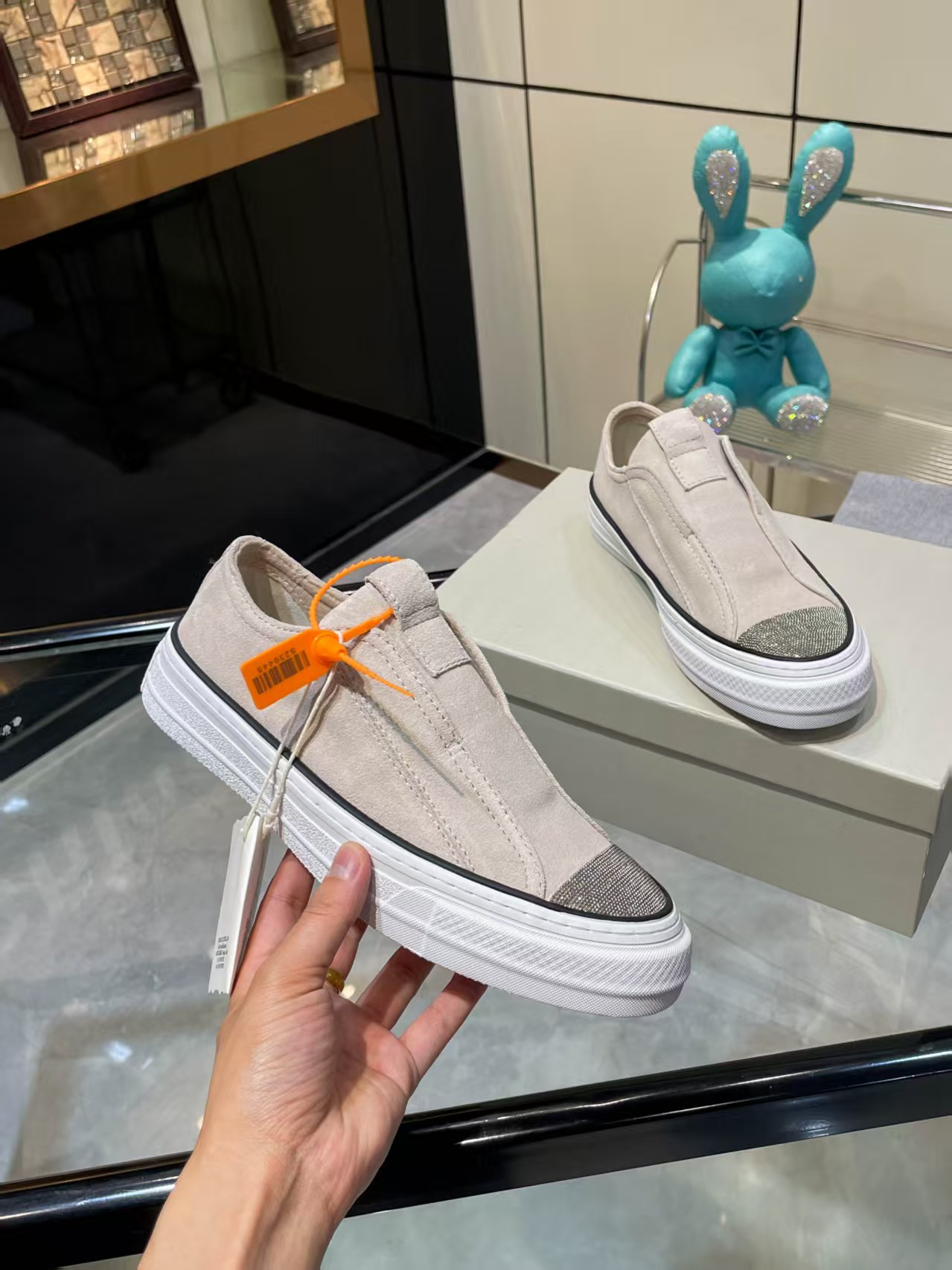 NO:384482,/ Brunelo Cucinelli new style, · Pull-on sneakers · Light grey suede leather · Rubber flat · Pull tabs on the tongue · Iconic Monili chain details Comparison toe · Original pull-up craftsmanship · Full set of original packaging boxes · Size 35 36 37 38 39 40 41 42, casual shoes/sneakers, cowhide19860909/ 布鲁内洛·库奇内利新款, ·套穿式运动鞋 ·浅灰色绒面牛皮 ·橡胶平底 ·鞋舌上饰有拉袢 ·标志性Monili链饰细节 对比鞋头  ·原版拉帮工艺 · 全套原版包装盒 ·码数35 36 37 38 39 40 41 42,休闲鞋/运动鞋,sneakers,cowhide,Women's Shoes