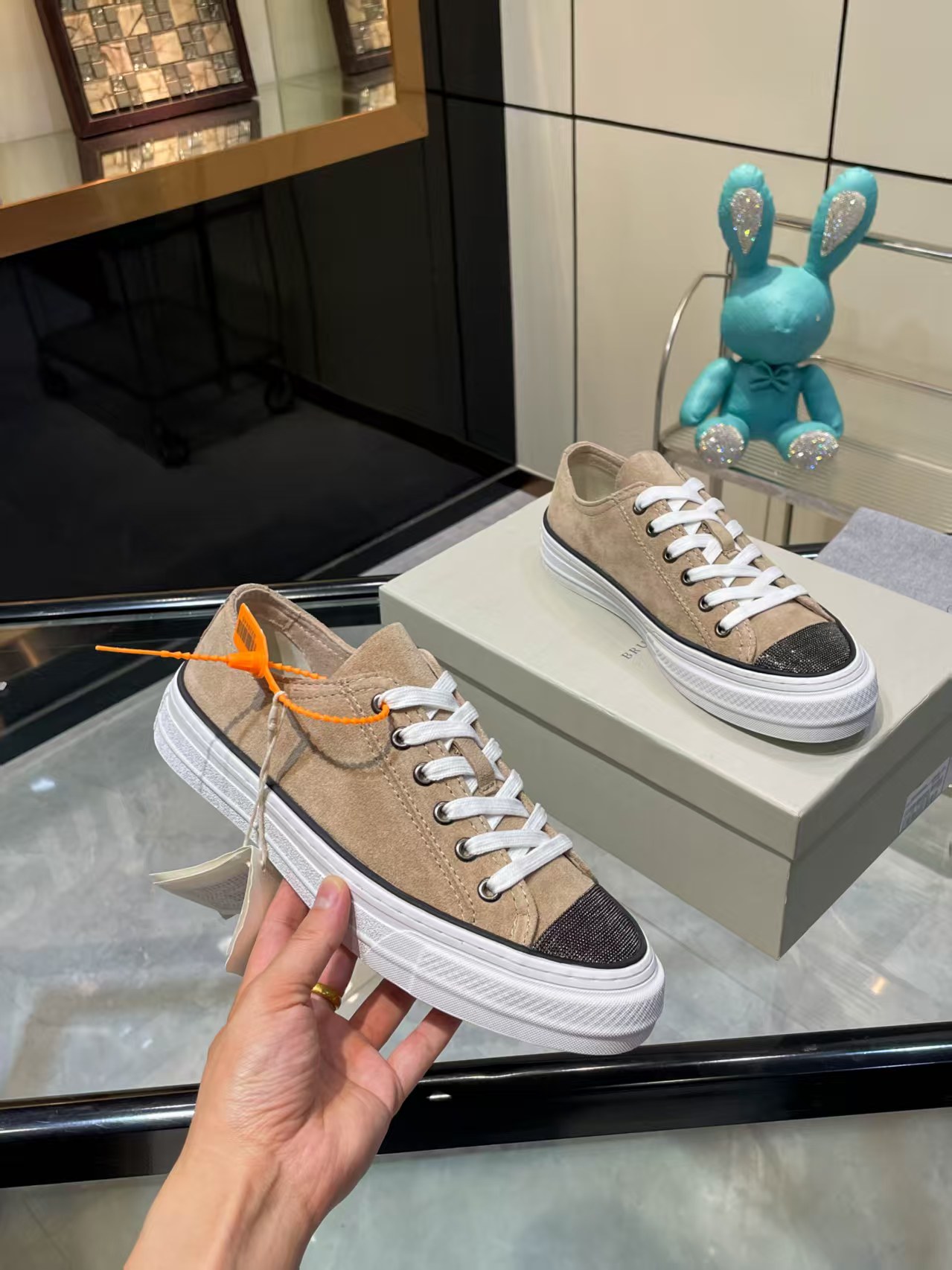 NO:384491,/ Brunelo Cucinelli new style, · Pull-on sneakers · Taupe suede cowhide · Rubber flat · Pull tabs on the tongue · Iconic Monili chain details Comparison toe · Original pull-up craftsmanship · Full set of original packaging boxes · Size 35 36 37 38 39 40 41 42, casual shoes/sneakers, cowhide19860909/ 布鲁内洛·库奇内利新款, ·套穿式运动鞋 ·灰褐色绒面牛皮 ·橡胶平底 ·鞋舌上饰有拉袢 ·标志性Monili链饰细节 对比鞋头  ·原版拉帮工艺 · 全套原版包装盒 ·码数35 36 37 38 39 40 41 42,休闲鞋/运动鞋,sneakers,cowhide,Women's Shoes
