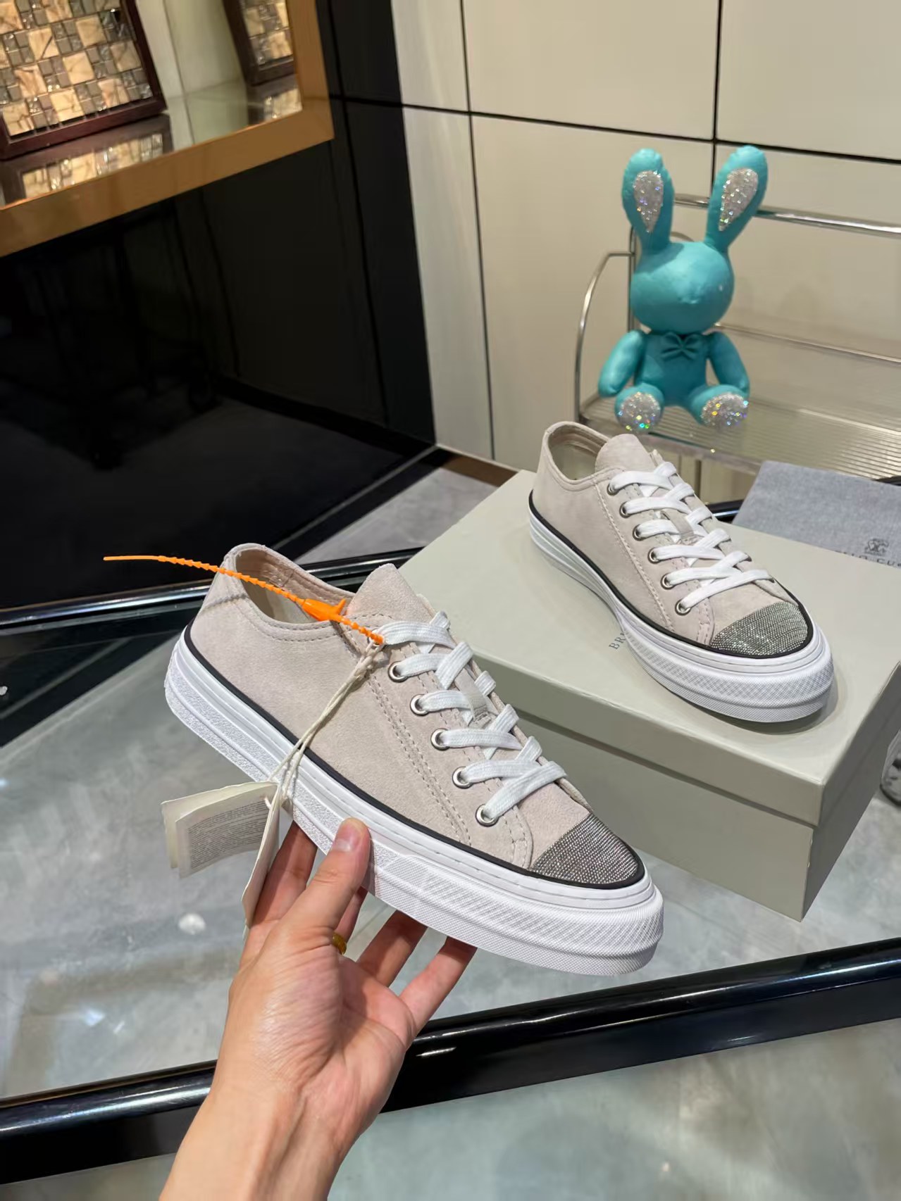 NO:384500,/ Brunelo Cucinelli new style, · Monili beaded toe sneakers · Light grey suede calfskin · Rubber flat · Splicing design · Iconic Monili chain decoration details Comparative toe shoe · Original pull-up craftsmanship · Full set of original packaging boxes · Size 35 36 37 38 39 40 41 42, casual shoes/sneakers, sweaters, cowhide19860909/ 布鲁内洛·库奇内利新款, · Monili珠饰鞋头运动鞋 ·浅灰色绒面小牛皮 ·橡胶平底 ·拼接设计 ·标志性Monili链饰细节 对比鞋头 ·原版拉帮工艺 · 全套原版包装盒 ·码数35 36 37 38 39 40 41 42,休闲鞋/运动鞋,sneakers,cowhide,Women's Shoes