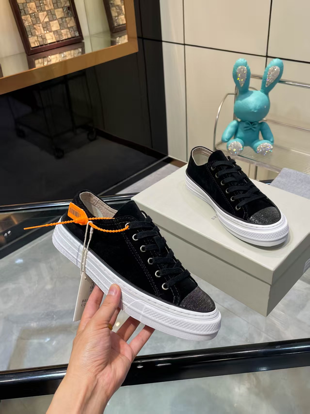 NO:384507,/ Brunelo Cucinelli new style, · Monili beaded toe sneakers · Black suede calfskin · Rubber flat · Splicing design · Iconic Monili chain decoration details Comparative toe shoes · Original pull-up craftsmanship · Full set of original packaging boxes · Size 35 36 37 38 39 40 41 42, casual shoes/sneakers, cowhide19860909/ 布鲁内洛·库奇内利新款, · Monili珠饰鞋头运动鞋 ·黑色绒面小牛皮 ·橡胶平底 ·拼接设计 ·标志性Monili链饰细节 对比鞋头 ·原版拉帮工艺 · 全套原版包装盒 ·码数35 36 37 38 39 40 41 42,休闲鞋/运动鞋,sneakers,cowhide,Women's Shoes