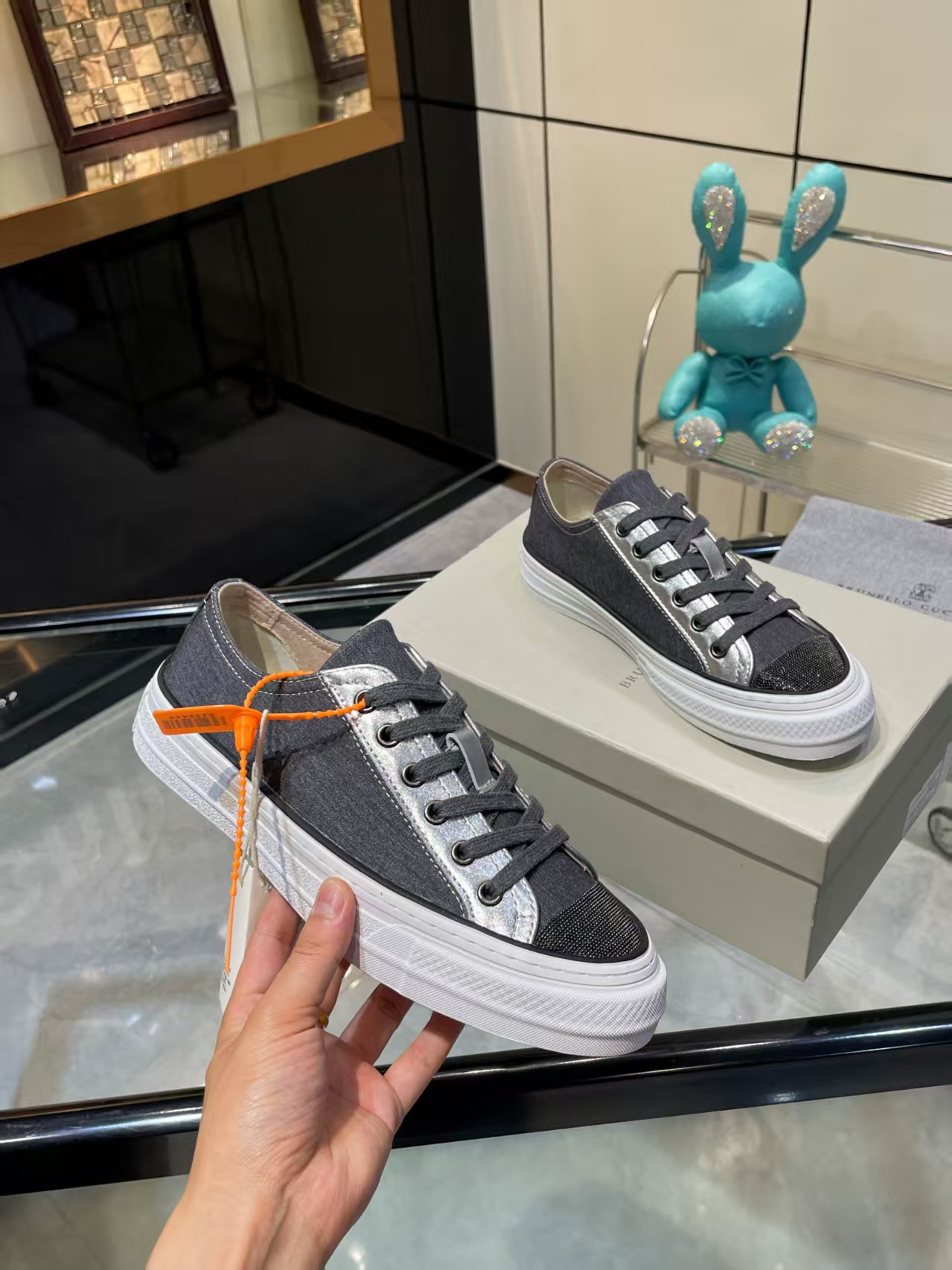 NO:384515,/ Brunelo Cucinelli new style, · Monili beaded toe sneakers · Gray velvet spliced ​​calfskin · Rubber flat · Spliced ​​design · Iconic Monili chain trim details Comparative toe boots · Original pull-up craftsmanship · Full set of original packaging boxes · Size 35 36 37 38 39 40 41 42, casual shoes/sneakers, cowhide19860909/ 布鲁内洛·库奇内利新款, · Monili珠饰鞋头运动鞋 ·灰色绒布拼接小牛皮 ·橡胶平底 ·拼接设计 ·标志性Monili链饰细节 对比鞋头 ·原版拉帮工艺 · 全套原版包装盒 ·码数35 36 37 38 39 40 41 42,休闲鞋/运动鞋,sneakers,cowhide,Women's Shoes