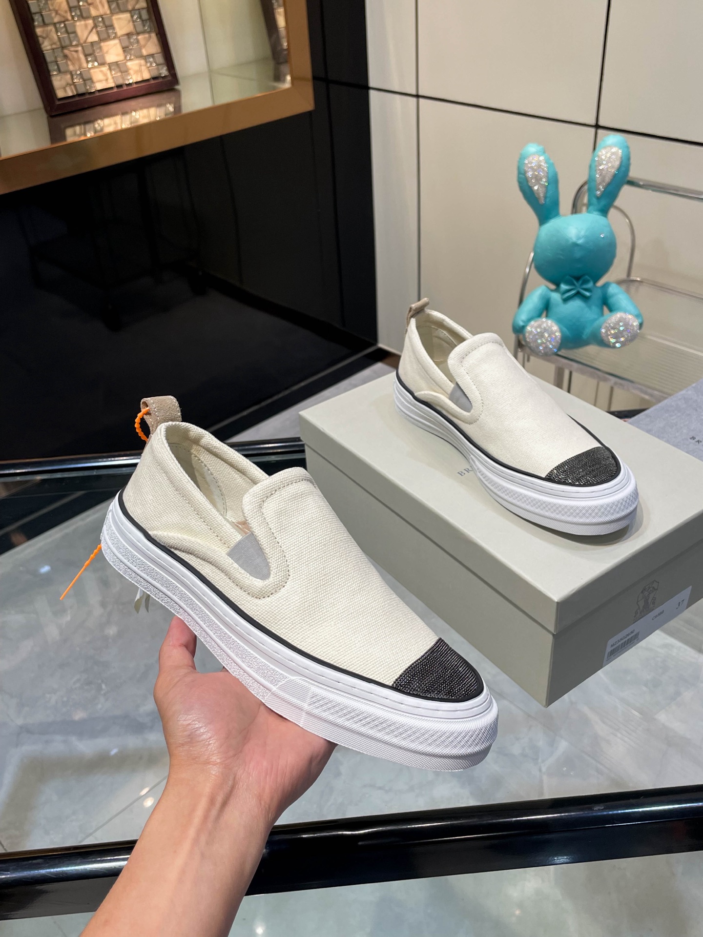 NO:384523,/ Brunelo Cucinelli new style, · Chain details sneakers · Light beige canvas spliced ​​calfskin · Rubber flat · Elastic splicing on the sides · Iconic Monili chain details Comparative toe · Original pull-up craftsmanship · Full set of original packaging boxes · Size 35 36 37 38 39 40 41 42, casual shoes/sneakers, sneakers, cowhide19860909/ 布鲁内洛·库奇内利新款, · 搭链细节运动鞋 ·浅米色帆布拼接小牛皮 ·橡胶平底 ·侧面饰有弹性拼接 ·标志性Monili链饰细节 对比鞋头 ·原版拉帮工艺 · 全套原版包装盒 ·码数35 36 37 38 39 40 41 42,休闲鞋/运动鞋,sneakers,cowhide,Women's Shoes