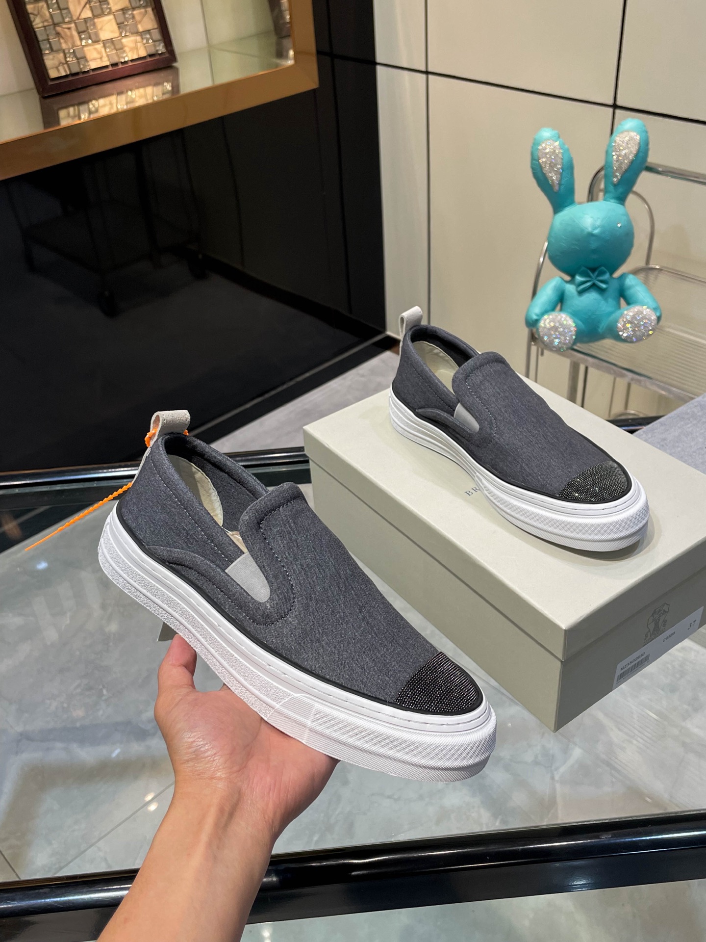 NO:384529,/ Brunelo Cucinelli new style, · Chain details sneakers · Light gray velvet spliced ​​calfskin · Rubber flat · Elastic splicing on the sides · Iconic Monili chain details Comparative toe · Original pull-up craftsmanship · Full set of original packaging boxes · Size 35 36 37 38 39 40 41 42, casual shoes/sneakers, sweaters, cowhide19860909/ 布鲁内洛·库奇内利新款, · 搭链细节运动鞋 ·浅灰色绒布拼接小牛皮 ·橡胶平底 ·侧面饰有弹性拼接 ·标志性Monili链饰细节 对比鞋头 ·原版拉帮工艺 · 全套原版包装盒 ·码数35 36 37 38 39 40 41 42,休闲鞋/运动鞋,sneakers,cowhide,Women's Shoes