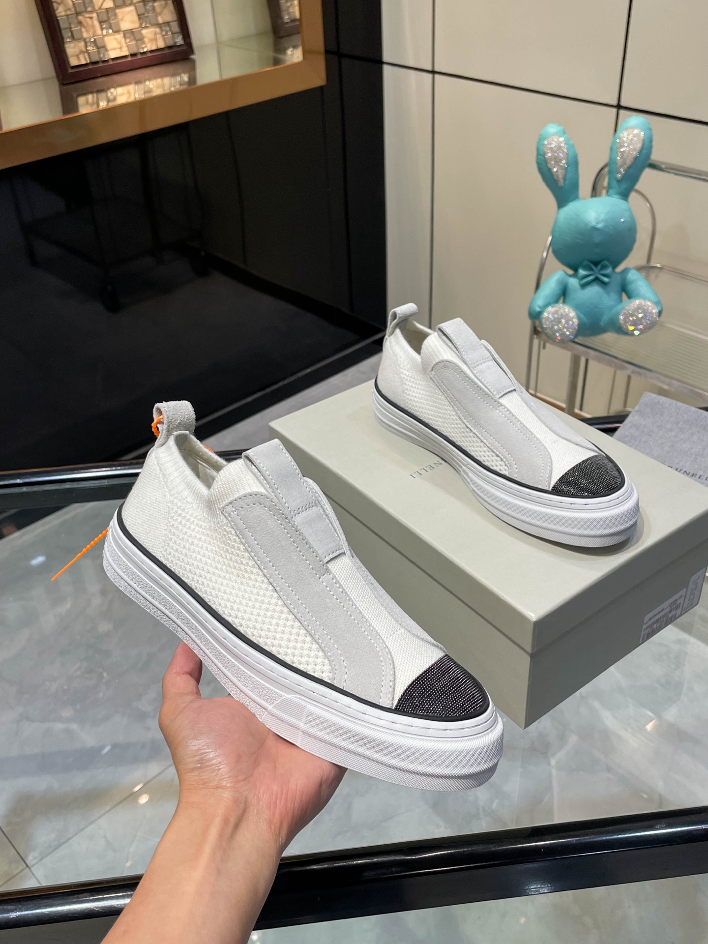 NO:384534,/ Brunelo Cucinelli new style, · Knitted sneakers, wearable style · Off-white knitted spliced ​​calfskin · Rubber flat · Shoe mouth with double lifting ring · Iconic Monili chain trim details Comparison toe · Original pull-up craftsmanship · Full set of original packaging boxes · Size 35 36 37 38 39 40 41 42, casual shoes/sneakers, cowhide19860909/ 布鲁内洛·库奇内利新款, · 针织运动鞋 穿套式 ·米白色针织拼接小牛皮 ·橡胶平底 ·鞋口饰有双提鞋环 ·标志性Monili链饰细节 对比鞋头 ·原版拉帮工艺 · 全套原版包装盒 ·码数35 36 37 38 39 40 41 42,休闲鞋/运动鞋,sneakers,cowhide,Women's Shoes