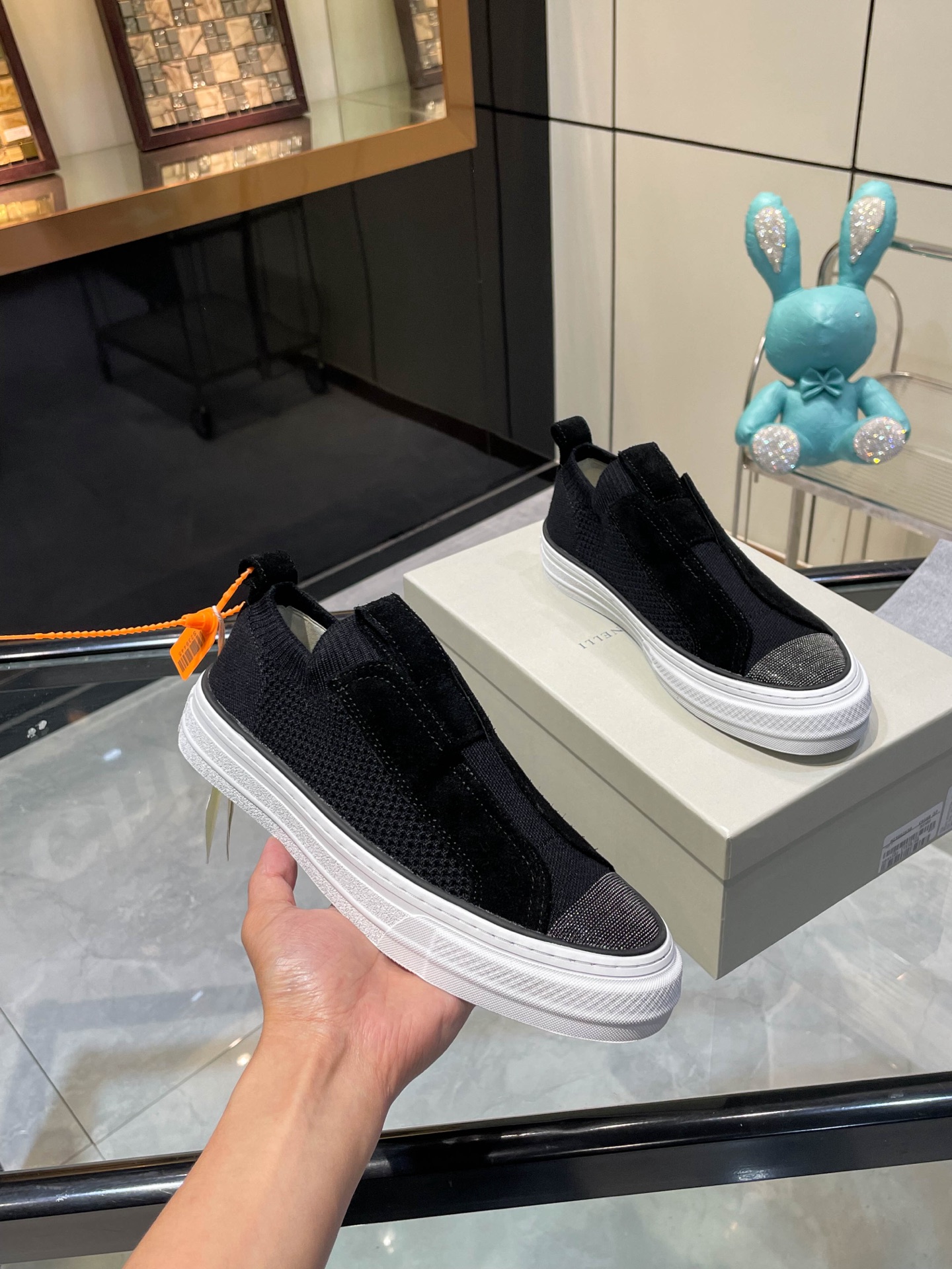 NO:384542,/ Brunelo Cucinelli new style, · Knitted sneakers wear style · Black knitted spliced ​​calfskin · Rubber flat · Shoe mouth with double lifting ring · Iconic Monili chain decoration details Comparison toe · Original pulling craftsmanship · Full set of original packaging boxes · Size 35 36 37 38 39 40 41 42, casual shoes/sneakers, cowhide19860909/ 布鲁内洛·库奇内利新款, · 针织运动鞋 穿套式 ·黑色针织拼接小牛皮 ·橡胶平底 ·鞋口饰有双提鞋环 ·标志性Monili链饰细节 对比鞋头 ·原版拉帮工艺 · 全套原版包装盒 ·码数35 36 37 38 39 40 41 42,休闲鞋/运动鞋,sneakers,cowhide,Women's Shoes