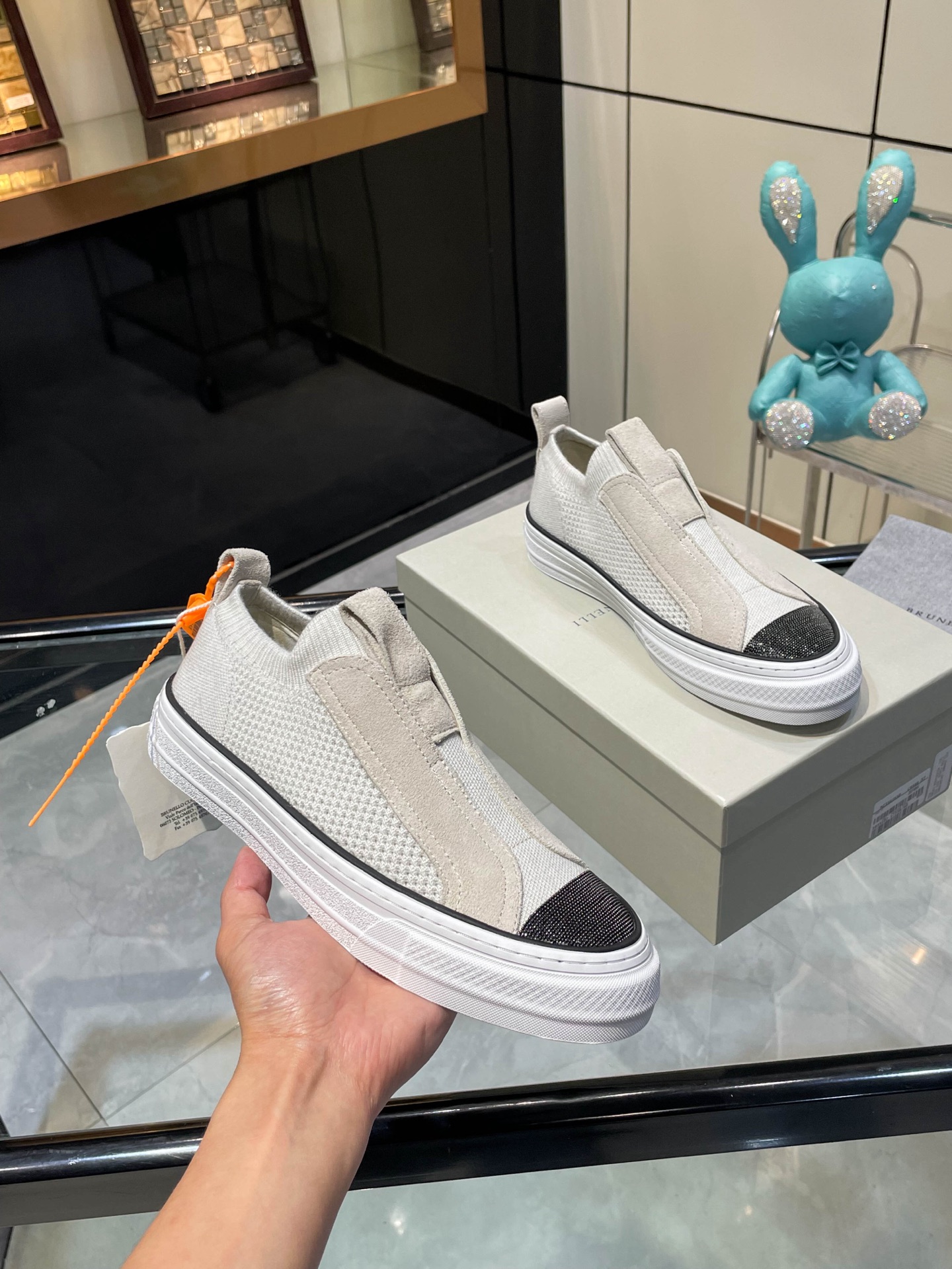 NO:384549,/ Brunelo Cucinelli new style, · Knitted sneakers, wearable style · Light gray knitted spliced ​​calfskin · Rubber flat · Shoe mouth with double lifting ring · Iconic Monili chain trim details Comparison toe · Original pull-up craftsmanship · Full set of original packaging boxes · Size 35 36 37 38 39 40 41 42, casual shoes/sneakers, cowhide19860909/ 布鲁内洛·库奇内利新款, · 针织运动鞋 穿套式 ·浅灰色针织拼接小牛皮 ·橡胶平底 ·鞋口饰有双提鞋环 ·标志性Monili链饰细节 对比鞋头 ·原版拉帮工艺 · 全套原版包装盒 ·码数35 36 37 38 39 40 41 42,休闲鞋/运动鞋,sneakers,cowhide,Women's Shoes