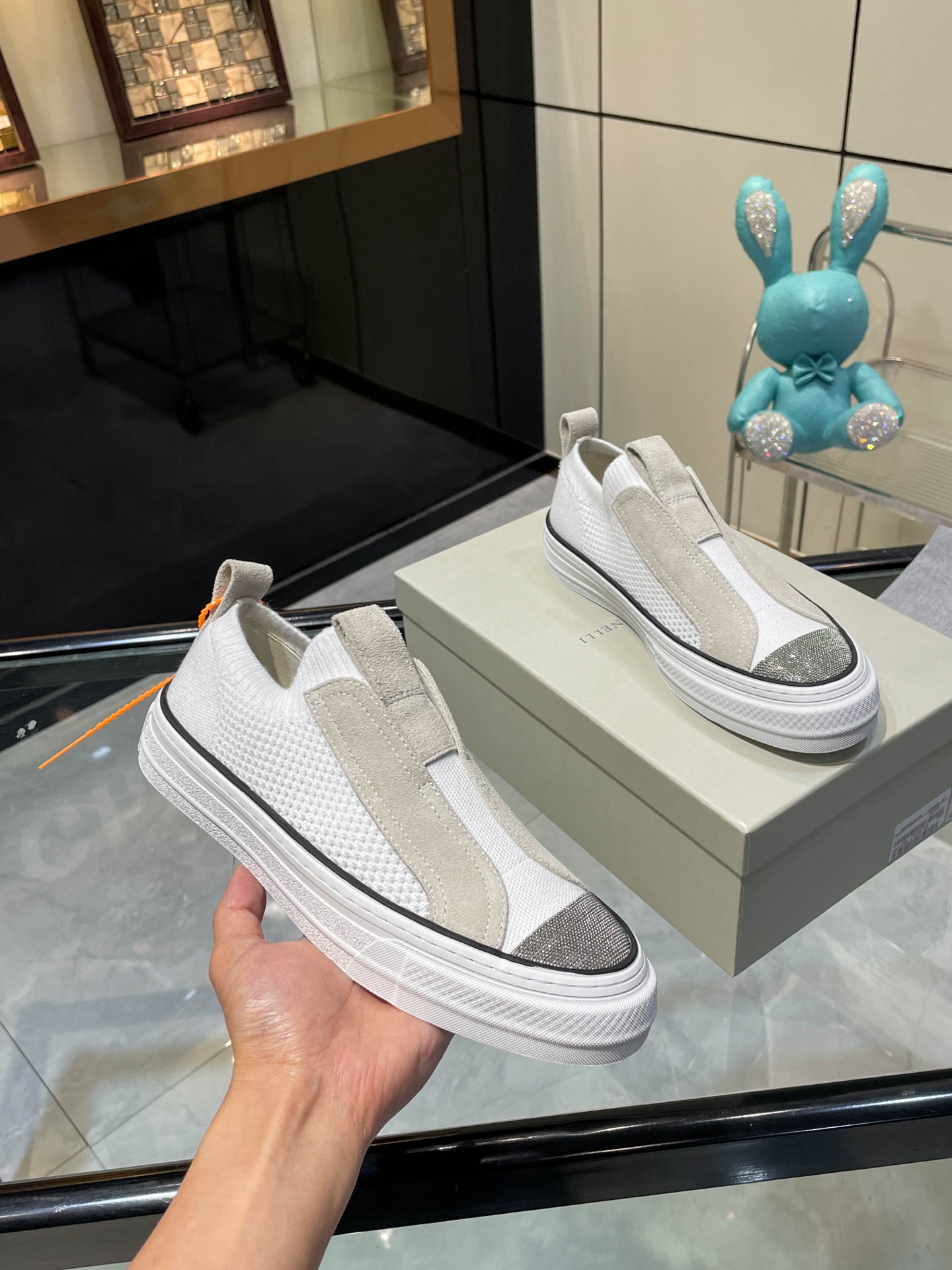 NO:384555,/ Brunelo Cucinelli new style, · Knitted sneakers wear style · Bleached white knitted spliced ​​calfskin · Rubber flat · Shoe mouth with double lifting ring · Iconic Monili chain trim details Comparison toe · Original pulling craftsmanship · Full set of original packaging boxes · Size 35 36 37 38 39 40 41 42, casual shoes/sneakers, cowhide19860909/ 布鲁内洛·库奇内利新款, · 针织运动鞋 穿套式 ·漂白色针织拼接小牛皮 ·橡胶平底 ·鞋口饰有双提鞋环 ·标志性Monili链饰细节 对比鞋头 ·原版拉帮工艺 · 全套原版包装盒 ·码数35 36 37 38 39 40 41 42,休闲鞋/运动鞋,sneakers,cowhide,Women's Shoes