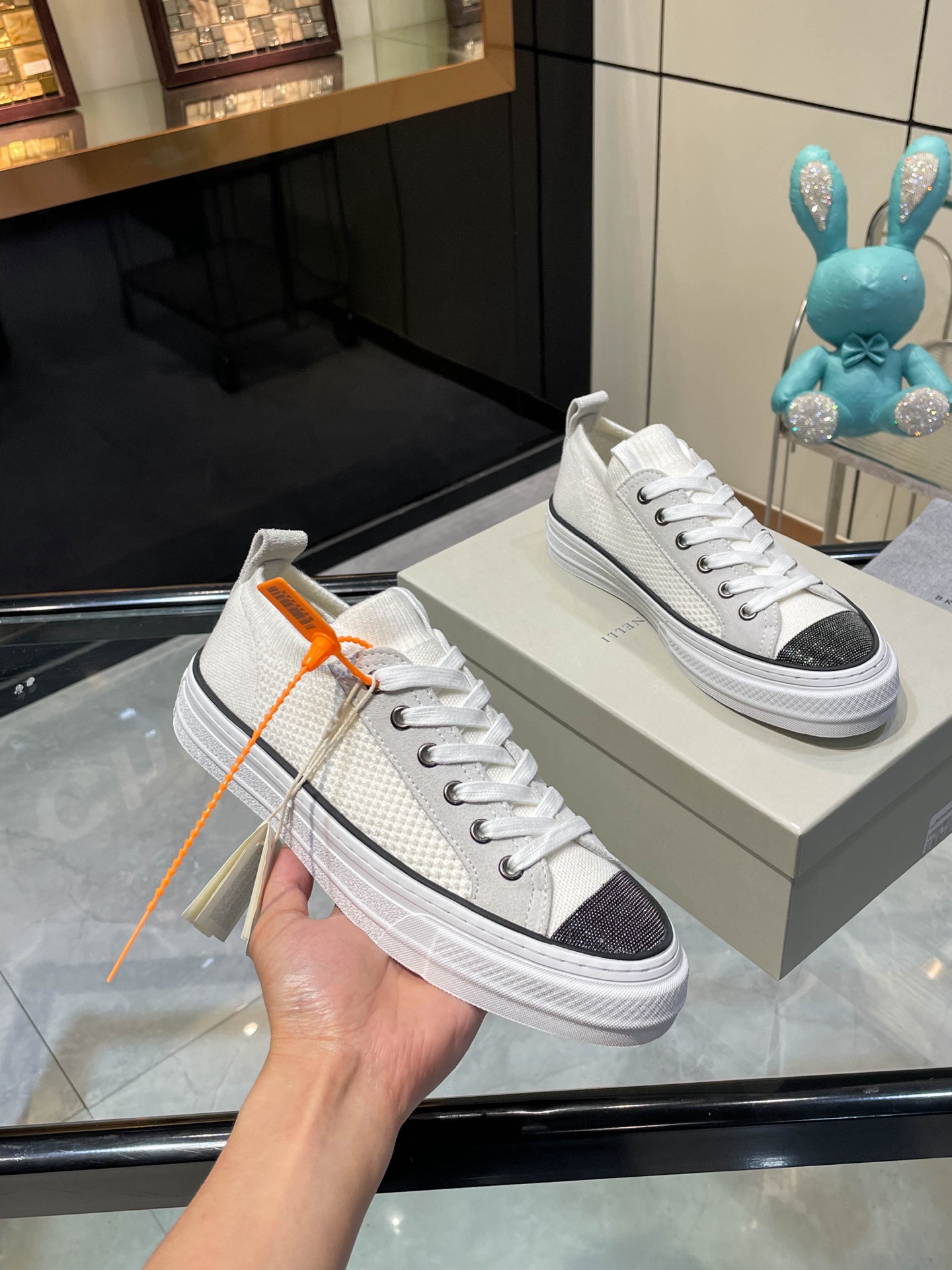 NO:384564,/ Brunelo Cucinelli new style, · Knitted sneakers, wearable style · Off-white knitted spliced ​​calfskin · Rubber flat · Shoe mouth with double lifting ring · Iconic Monili chain trim details Comparison toe · Original pull-up craftsmanship · Full set of original packaging boxes · Size 35 36 37 38 39 40 41 42, casual shoes/sneakers, cowhide19860909/ 布鲁内洛·库奇内利新款, · 针织运动鞋 穿套式 ·米白色针织拼接小牛皮 ·橡胶平底 ·鞋口饰有双提鞋环 ·标志性Monili链饰细节 对比鞋头 ·原版拉帮工艺 · 全套原版包装盒 ·码数35 36 37 38 39 40 41 42,休闲鞋/运动鞋,sneakers,cowhide,Women's Shoes