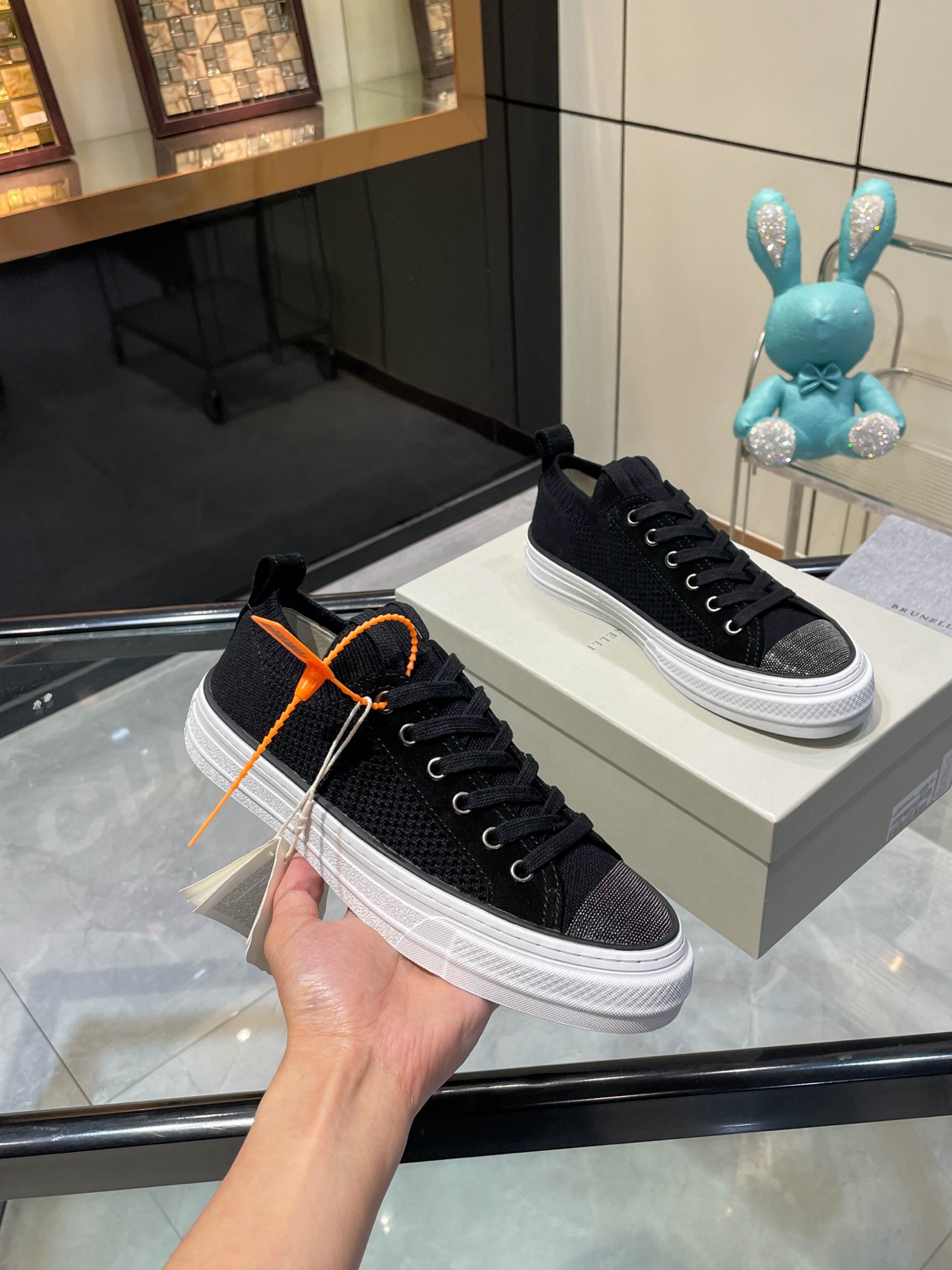 NO:384572,/ Brunelo Cucinelli new style, · Knitted sneakers wear style · Black knitted spliced ​​calfskin · Rubber flat · Shoe mouth with double lifting ring · Iconic Monili chain decoration details Comparison toe · Original pulling craftsmanship · Full set of original packaging boxes · Size 35 36 37 38 39 40 41 42, casual shoes/sneakers, cowhide19860909/ 布鲁内洛·库奇内利新款, · 针织运动鞋 穿套式 ·黑色针织拼接小牛皮 ·橡胶平底 ·鞋口饰有双提鞋环 ·标志性Monili链饰细节 对比鞋头 ·原版拉帮工艺 · 全套原版包装盒 ·码数35 36 37 38 39 40 41 42,休闲鞋/运动鞋,sneakers,cowhide,Women's Shoes