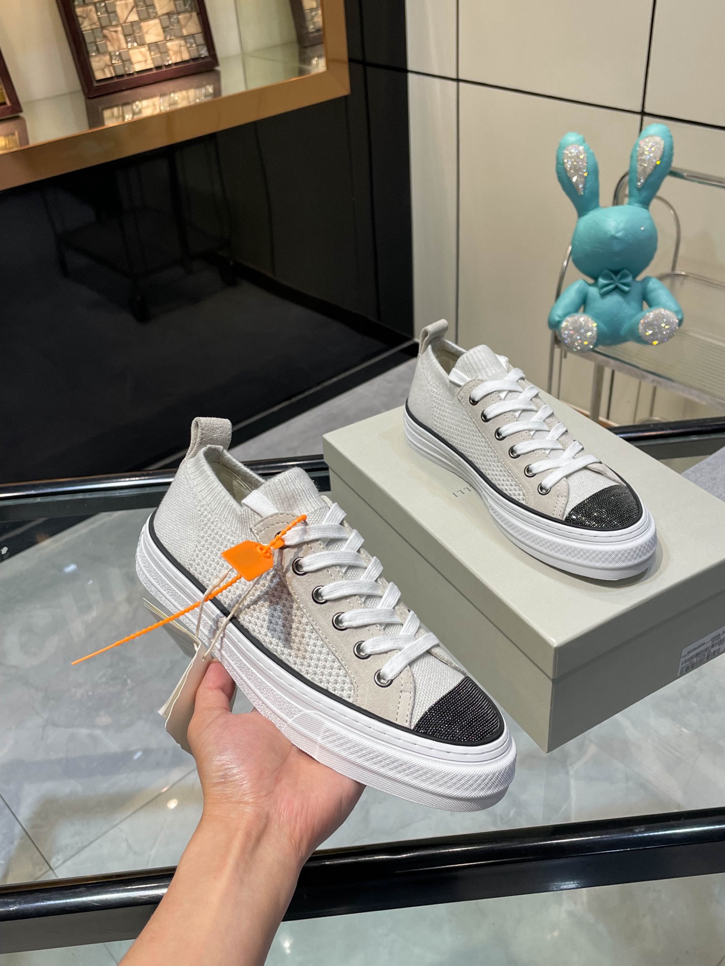 NO:384581,/ Brunelo Cucinelli new style, · Knitted sneakers, wearable style · Light gray knitted spliced ​​calfskin · Rubber flat · Shoe mouth with double lifting ring · Iconic Monili chain trim details Comparison toe · Original pull-up craftsmanship · Full set of original packaging boxes · Size 35 36 37 38 39 40 41 42, casual shoes/sneakers, cowhide19860909/ 布鲁内洛·库奇内利新款, · 针织运动鞋 穿套式 ·浅灰色针织拼接小牛皮 ·橡胶平底 ·鞋口饰有双提鞋环 ·标志性Monili链饰细节 对比鞋头 ·原版拉帮工艺 · 全套原版包装盒 ·码数35 36 37 38 39 40 41 42,休闲鞋/运动鞋,sneakers,cowhide,Women's Shoes