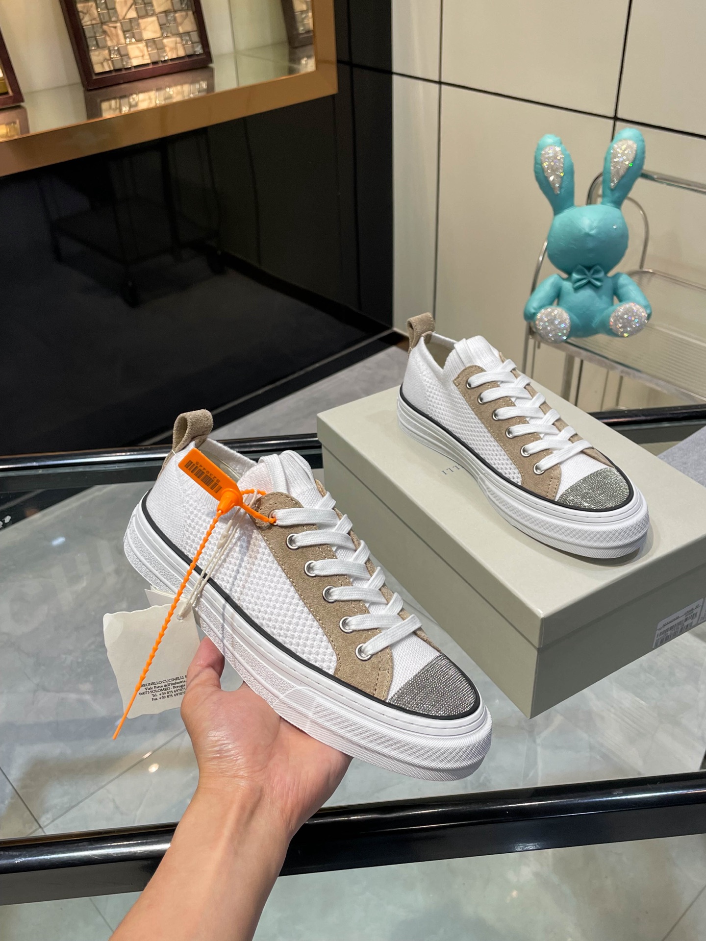 NO:384591,/ Brunelo Cucinelli new style, · Knitted sneakers wear style · Bleached white knitted spliced ​​calfskin · Rubber flat · Shoe mouth with double lifting ring · Iconic Monili chain trim details Comparison toe · Original pulling craftsmanship · Full set of original packaging boxes · Size 35 36 37 38 39 40 41 42, casual shoes/sneakers, cowhide19860909/ 布鲁内洛·库奇内利新款, · 针织运动鞋 穿套式 ·漂白色针织拼接小牛皮 ·橡胶平底 ·鞋口饰有双提鞋环 ·标志性Monili链饰细节 对比鞋头 ·原版拉帮工艺 · 全套原版包装盒 ·码数35 36 37 38 39 40 41 42,休闲鞋/运动鞋,sneakers,cowhide,Women's Shoes