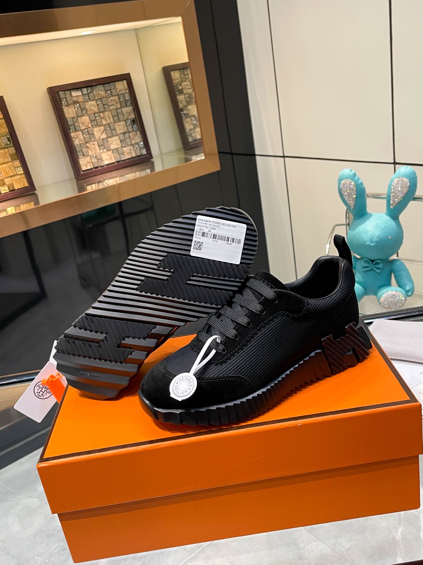 NO:593787,Hermes top version of Hermès H classic casual sports shoes, the highest version, decorated with an exaggerated 'H' letter on the sole, italic design and bright colors show vitality and continue the brand design inspiration!  A very beautiful casual shoe, elegant yet cute!  Classic style, unique and attractive height increasing shoes!   The original fabric is 1:1, the inner lining is original breathable imported sheepskin, the foot pads are imported sheepskin, the outsole is made of custom-made private mold T P U ten P U vacuumed into one piece, original lasting technology, original packaging box with shoe storage bag, handbag, shoe box with blue light anti-counterfeiting mark!  Women's size 35.36.37.38.39.40.41.42 Men's size 39.40.41.42.43.44.45.46, casual shoes/sports shoes, hermes, hermes, sneakers, sheepskin19860909Hermes 顶级版本爱马仕H家经典 休闲运动鞋,最高版本,鞋底上饰以夸张“H”字母,斜体设计和鲜艳色彩展现活力,延续品牌设计灵感！ 非常漂亮的一款休闲鞋,大气而又不失可爱！经典的款型,独具魅力的增高鞋！  原版面料1:1,内里为原版透气进口羊皮里,垫脚进口羊皮,大底定制私模T P U十P U抽真空一体成型,原版套楦工艺,原版包装盒配鞋履收纳袋,手提袋,鞋盒带蓝光防伪标识！ 女码35.36.37.38.39.40.41.42 男码39.40.41.42.43.44.45.46,休闲鞋/运动鞋,hermes,hermes,sneakers,sheepskin,Women's Shoes