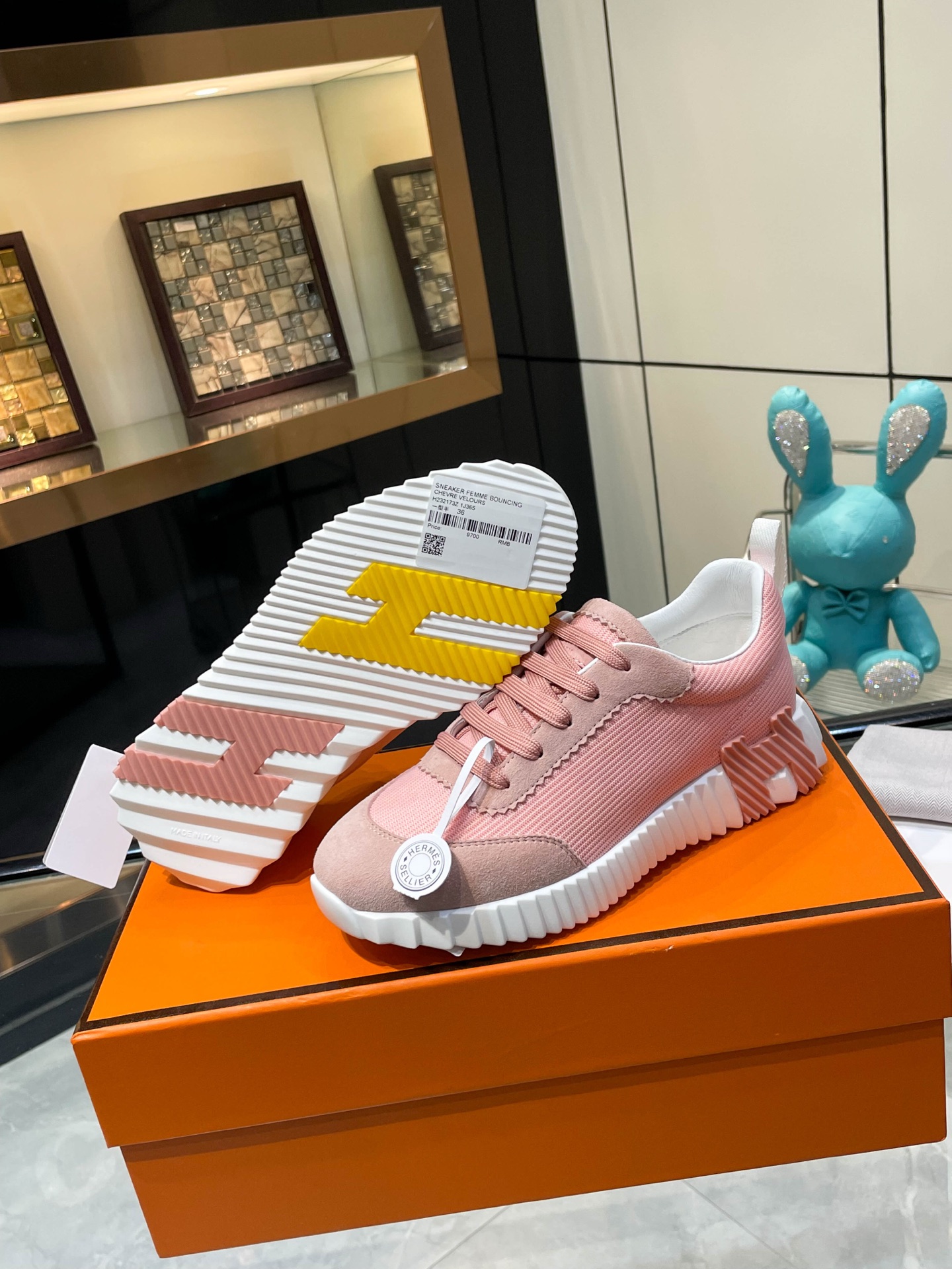 NO:593789,Hermes top version of Hermès H classic casual sports shoes, the highest version, decorated with an exaggerated 'H' letter on the sole, italic design and bright colors show vitality and continue the brand design inspiration!  A very beautiful casual shoe, elegant yet cute!  Classic style, unique and attractive height increasing shoes!   The original fabric is 1:1, the inner lining is original breathable imported sheepskin, the foot pads are imported sheepskin, the outsole is made of custom-made private mold T P U ten P U vacuumed into one piece, original lasting technology, original packaging box with shoe storage bag, handbag, shoe box with blue light anti-counterfeiting mark!  Women's size 35.36.37.38.39.40.41.42 Men's size 39.40.41.42.43.44.45.46, casual shoes/sports shoes, hermes, hermes, sneakers, sheepskin19860909Hermes 顶级版本爱马仕H家经典 休闲运动鞋,最高版本,鞋底上饰以夸张“H”字母,斜体设计和鲜艳色彩展现活力,延续品牌设计灵感！ 非常漂亮的一款休闲鞋,大气而又不失可爱！经典的款型,独具魅力的增高鞋！  原版面料1:1,内里为原版透气进口羊皮里,垫脚进口羊皮,大底定制私模T P U十P U抽真空一体成型,原版套楦工艺,原版包装盒配鞋履收纳袋,手提袋,鞋盒带蓝光防伪标识！ 女码35.36.37.38.39.40.41.42 男码39.40.41.42.43.44.45.46,休闲鞋/运动鞋,hermes,hermes,sneakers,sheepskin,Women's Shoes