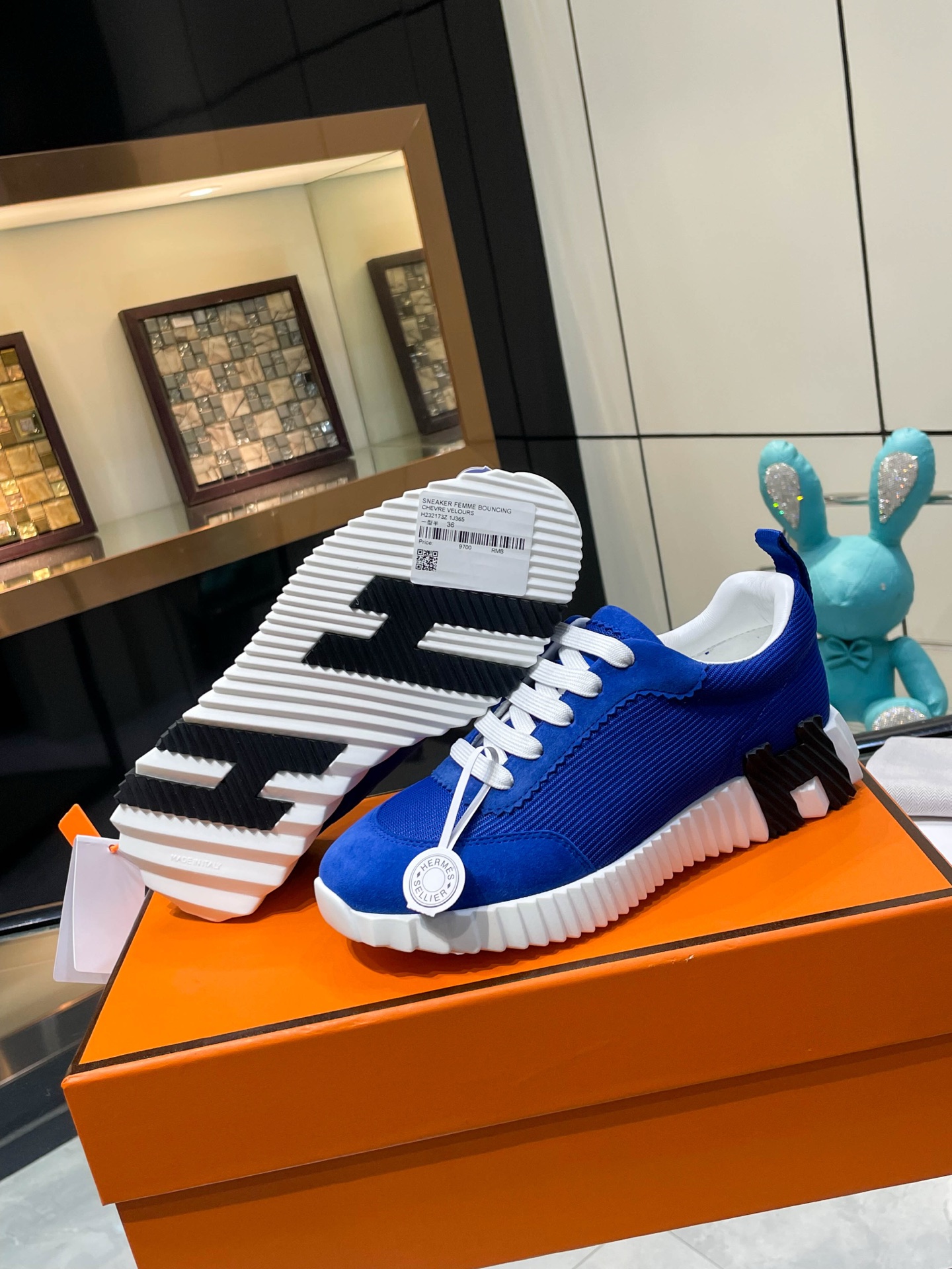 NO:593790,The top version of Hermes' H classic casual sports shoes, the highest version, is decorated with an exaggerated 'H' letter on the sole. The italic design and bright colors show vitality and continue the brand design inspiration!  A very beautiful casual shoe, elegant yet cute!  Classic style, unique and attractive height increasing shoes!   The original fabric is 1:1, the inner lining is original breathable imported sheepskin, the foot pads are imported sheepskin, the outsole is made of custom-made private mold T P U ten P U vacuumed into one piece, original lasting technology, original packaging box with shoe storage bag, handbag, shoe box with blue light anti-counterfeiting mark!  Women's size 35.36.37.38.39.40.41.42 Men's size 39.40.41.42.43.44.45.46, casual shoes/sports shoes, hermes, hermes, sneakers, sheepskin19860909Hermes顶级版本爱马仕H家经典 休闲运动鞋,最高版本,鞋底上饰以夸张“H”字母,斜体设计和鲜艳色彩展现活力,延续品牌设计灵感！ 非常漂亮的一款休闲鞋,大气而又不失可爱！经典的款型,独具魅力的增高鞋！  原版面料1:1,内里为原版透气进口羊皮里,垫脚进口羊皮,大底定制私模T P U十P U抽真空一体成型,原版套楦工艺,原版包装盒配鞋履收纳袋,手提袋,鞋盒带蓝光防伪标识！ 女码35.36.37.38.39.40.41.42 男码39.40.41.42.43.44.45.46,休闲鞋/运动鞋,hermes,hermes,sneakers,sheepskin,Women's Shoes