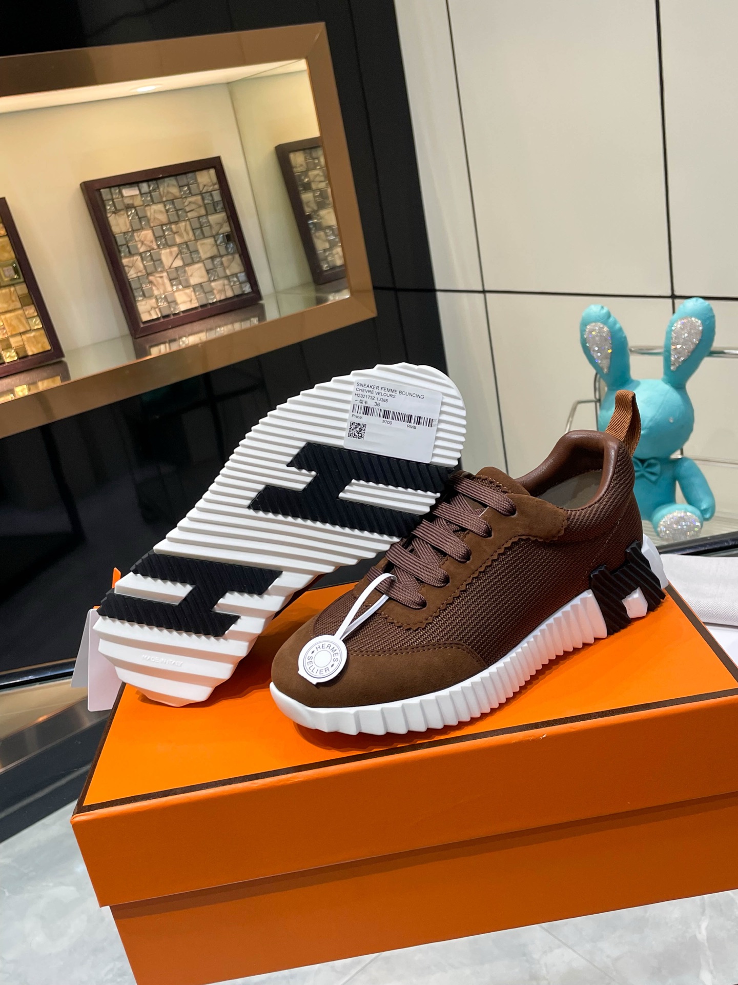 NO:534632,Hermes' top version of Hermes H-H-Home classic casual sneakers, the highest version, the sole is decorated with exaggerated 'H' letters, italic design and bright colors to show vitality, continuing the brand's design inspiration!  A very beautiful casual shoe, elegant yet cute!  Classic style, unique and charming height-enhancing shoes!   Original fabric is 1:1, the inner lining is the original breathable imported sheepskin, the foot pad is imported sheepskin, the customized private mold of the outsole is TU10 U vacuum integrated molding, the original cover technology, the original packaging box is equipped with shoe storage bag, handbag, and the shoe box has a blue light anti-counterfeiting logo!  Women's size 35.36.37.38.39.40.41.42 Men's size 39.40.41.42.43.44.45.46, casual shoes/sports shoes, hermes, hermes, sneakers, sheepskin19860909Hermes 顶级版本爱马仕H家经典 休闲运动鞋,最高版本,鞋底上饰以夸张“H”字母,斜体设计和鲜艳色彩展现活力,延续品牌设计灵感！ 非常漂亮的一款休闲鞋,大气而又不失可爱！经典的款型,独具魅力的增高鞋！  原版面料1:1,内里为原版透气进口羊皮里,垫脚进口羊皮,大底定制私模T U十 U抽真空一体成型,原版套楦工艺,原版包装盒配鞋履收纳袋,手提袋,鞋盒带蓝光防伪标识！ 女码35.36.37.38.39.40.41.42 男码39.40.41.42.43.44.45.46,休闲鞋/运动鞋,hermes,hermes,sneakers,sheepskin,Women's Shoes