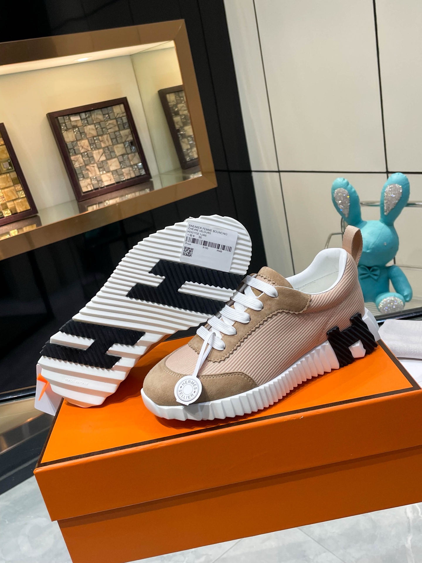 NO:534636,Hermes' top version of Hermes H-H-Home classic casual sneakers, the highest version, the sole is decorated with exaggerated 'H' letters, italic design and bright colors to show vitality, continuing the brand's design inspiration!  A very beautiful casual shoe, elegant yet cute!  Classic style, unique and charming height-enhancing shoes!   Original fabric is 1:1, the inner lining is the original breathable imported sheepskin, the foot pad is imported sheepskin, the customized private mold T P U10 P U vacuum integrated mold, the original cover technology, the original packaging box is equipped with shoe storage bag, handbag, and the shoe box has a blue light anti-counterfeiting logo!  Women's size 35.36.37.38.39.40.41.42 Men's size 39.40.41.42.43.44.45.46 P Female Men, Casual Shoes/Sports Shoes, hermes, hermes, sneakers, sheepskin19860909Hermes 顶级版本爱马仕H家经典 休闲运动鞋,最高版本,鞋底上饰以夸张“H”字母,斜体设计和鲜艳色彩展现活力,延续品牌设计灵感！ 非常漂亮的一款休闲鞋,大气而又不失可爱！经典的款型,独具魅力的增高鞋！  原版面料1:1,内里为原版透气进口羊皮里,垫脚进口羊皮,大底定制私模T P U十P U抽真空一体成型,原版套楦工艺,原版包装盒配鞋履收纳袋,手提袋,鞋盒带蓝光防伪标识！ 女码35.36.37.38.39.40.41.42 男码39.40.41.42.43.44.45.46 P女 男,休闲鞋/运动鞋,hermes,hermes,sneakers,sheepskin,Women's Shoes