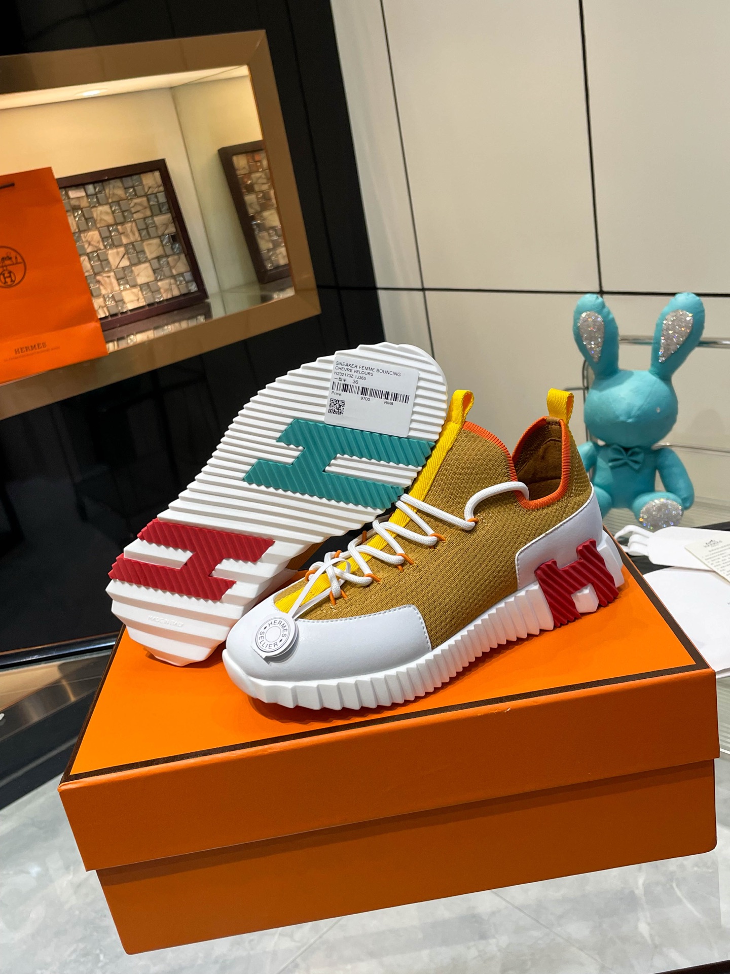 NO:534640,Hermes' top version of Hermes H-H Family Classic Feizhi casual sneakers, the highest version, the sole is decorated with exaggerated 'H' letters, italic design and bright colors to show vitality, continuing the brand's design inspiration!  A very beautiful casual shoe, elegant yet cute!  Classic style, unique and charming height-enhancing shoes!   Original fabric is 1:1, the inner lining is the original breathable imported sheepskin, the foot pad is imported sheepskin, the customized private mold of the outsole is TU10 U vacuum integrated molding, the original cover technology, the original packaging box is equipped with shoe storage bag, handbag, and the shoe box has a blue light anti-counterfeiting logo!  Women's size 35.36.37.38.39.40.41.42 Men's size 39.40.41.42.43.44.45.46, casual shoes/sports shoes, hermes, hermes, sneakers, sheepskin19860909Hermes 顶级版本爱马仕H家经典 飞织休闲运动鞋,最高版本,鞋底上饰以夸张“H”字母,斜体设计和鲜艳色彩展现活力,延续品牌设计灵感！ 非常漂亮的一款休闲鞋,大气而又不失可爱！经典的款型,独具魅力的增高鞋！  原版面料1:1,内里为原版透气进口羊皮里,垫脚进口羊皮,大底定制私模T U十 U抽真空一体成型,原版套楦工艺,原版包装盒配鞋履收纳袋,手提袋,鞋盒带蓝光防伪标识！ 女码35.36.37.38.39.40.41.42 男码39.40.41.42.43.44.45.46,休闲鞋/运动鞋,hermes,hermes,sneakers,sheepskin,Women's Shoes