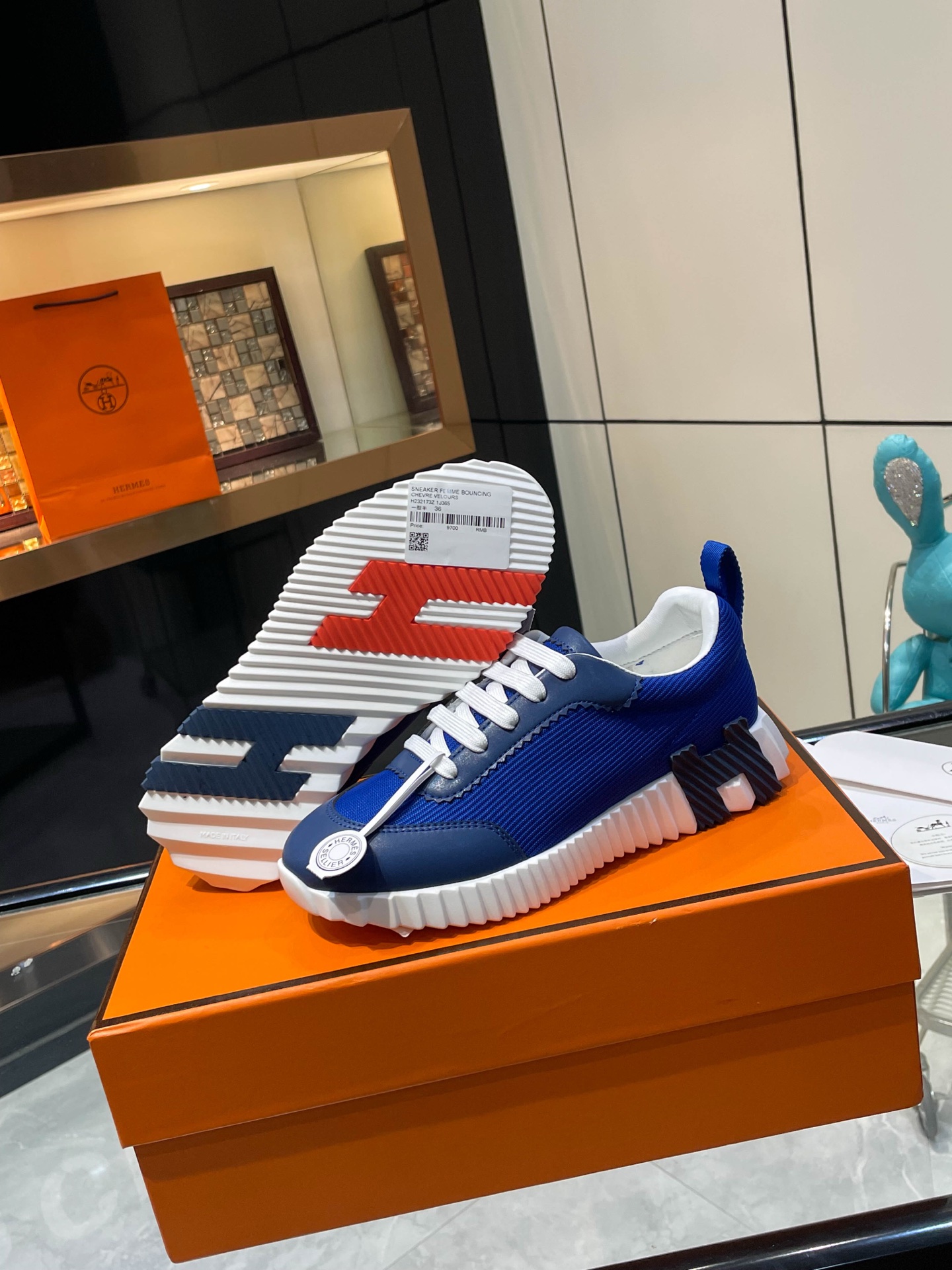 NO:593783,Hermes top version of Hermès H classic casual sports shoes, the highest version, decorated with an exaggerated 'H' letter on the sole, italic design and bright colors show vitality and continue the brand design inspiration!  A very beautiful casual shoe, elegant yet cute!  Classic style, unique and attractive height increasing shoes!   The original fabric is 1:1, the inner lining is original breathable imported sheepskin, the foot pads are imported sheepskin, the outsole is made of custom-made private mold T P U ten P U vacuumed into one piece, original lasting technology, original packaging box with shoe storage bag, handbag, shoe box with blue light anti-counterfeiting mark!  Women's size 35.36.37.38.39.40.41.42 Men's size 39.40.41.42.43.44.45.46, casual shoes/sports shoes, hermes, hermes, sneakers, sheepskin19860909Hermes 顶级版本爱马仕H家经典 休闲运动鞋,最高版本,鞋底上饰以夸张“H”字母,斜体设计和鲜艳色彩展现活力,延续品牌设计灵感！ 非常漂亮的一款休闲鞋,大气而又不失可爱！经典的款型,独具魅力的增高鞋！  原版面料1:1,内里为原版透气进口羊皮里,垫脚进口羊皮,大底定制私模T P U十P U抽真空一体成型,原版套楦工艺,原版包装盒配鞋履收纳袋,手提袋,鞋盒带蓝光防伪标识！ 女码35.36.37.38.39.40.41.42 男码39.40.41.42.43.44.45.46,休闲鞋/运动鞋,hermes,hermes,sneakers,sheepskin,Women's Shoes