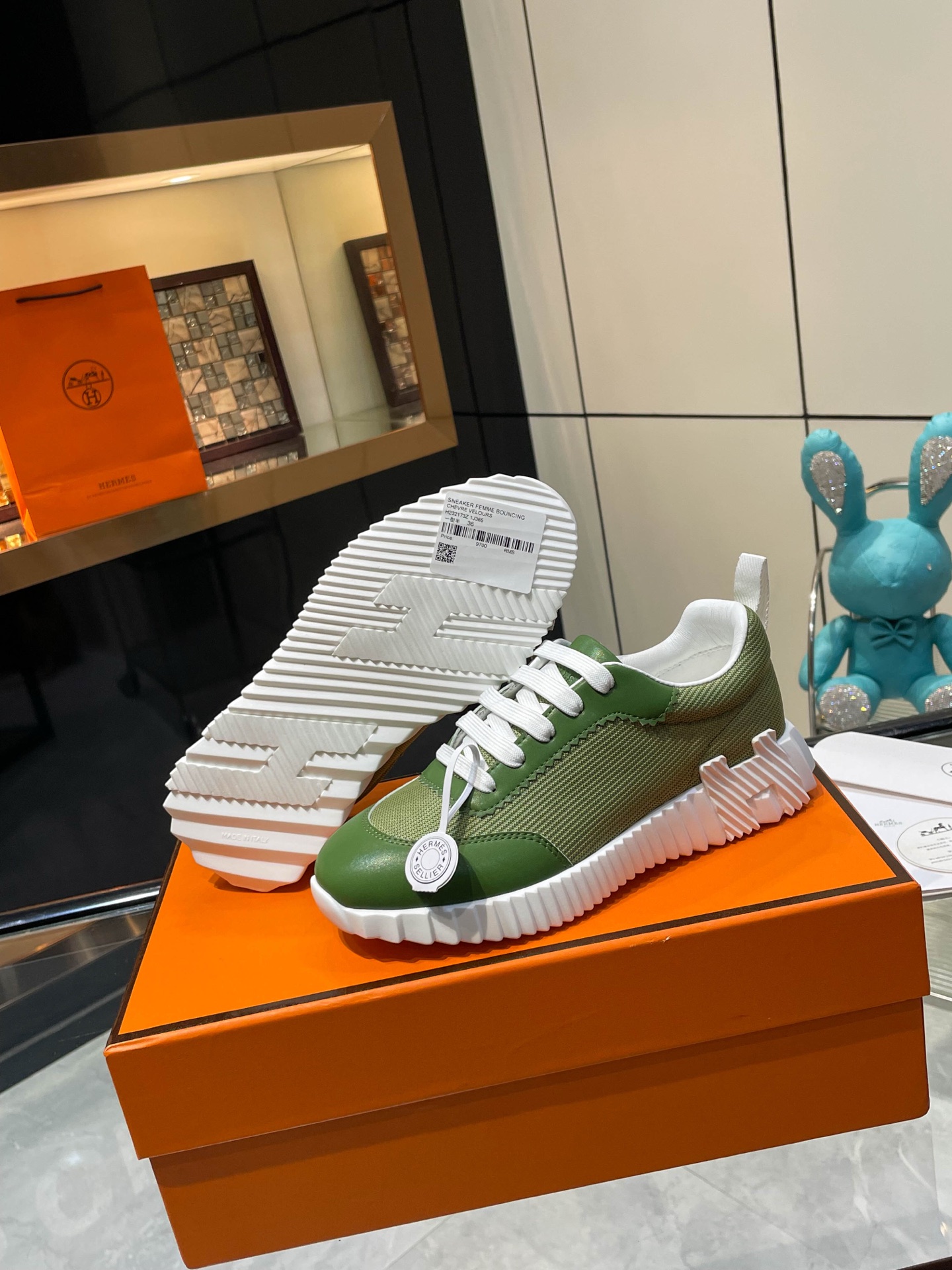 NO:593785,Hermes top version of Hermès H classic casual sports shoes, the highest version, decorated with an exaggerated 'H' letter on the sole, italic design and bright colors show vitality and continue the brand design inspiration!  A very beautiful casual shoe, elegant yet cute!  Classic style, unique and attractive height increasing shoes!   The original fabric is 1:1, the inner lining is original breathable imported sheepskin, the foot pads are imported sheepskin, the outsole is made of custom-made private mold T P U ten P U vacuumed into one piece, original lasting technology, original packaging box with shoe storage bag, handbag, shoe box with blue light anti-counterfeiting mark!  Women's code 35.36.37.38.39.40.41.42 Men's code 39.40.41.42.43.44.45.46:, casual shoes/sports shoes, hermes, hermes, sneakers, sheepskin19860909Hermes 顶级版本爱马仕H家经典 休闲运动鞋,最高版本,鞋底上饰以夸张“H”字母,斜体设计和鲜艳色彩展现活力,延续品牌设计灵感！ 非常漂亮的一款休闲鞋,大气而又不失可爱！经典的款型,独具魅力的增高鞋！  原版面料1:1,内里为原版透气进口羊皮里,垫脚进口羊皮,大底定制私模T P U十P U抽真空一体成型,原版套楦工艺,原版包装盒配鞋履收纳袋,手提袋,鞋盒带蓝光防伪标识！ 女码35.36.37.38.39.40.41.42 男码39.40.41.42.43.44.45.46:,休闲鞋/运动鞋,hermes,hermes,sneakers,sheepskin,Women's Shoes