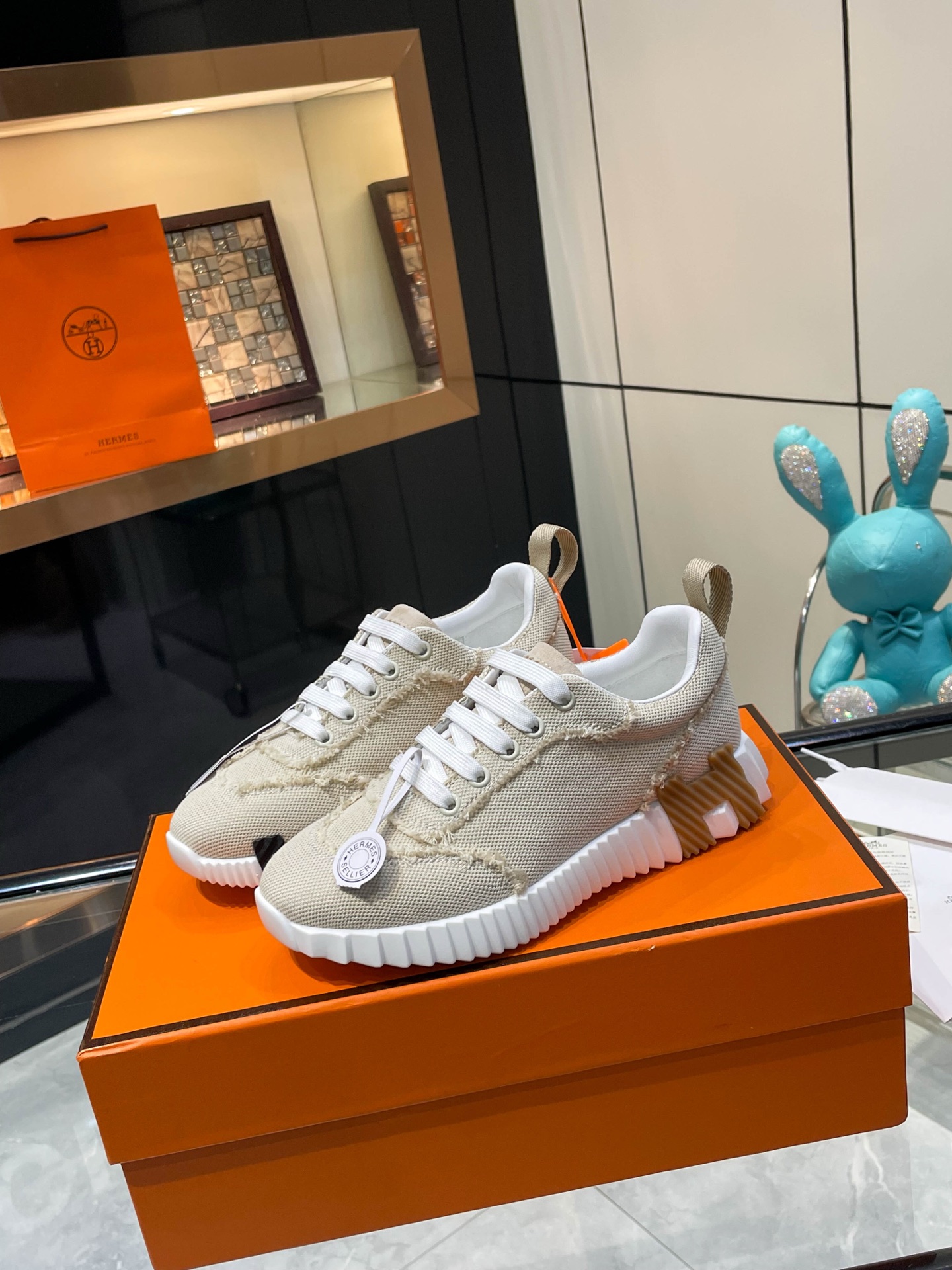 NO:621089,Hermes top version Hermès H classic fly-woven casual sports shoes, the highest version, decorated with an exaggerated 'H' letter on the sole, italic design and bright colors show vitality and continue the brand design inspiration!  A very beautiful casual shoe, elegant yet cute!  Classic style, unique and attractive height increasing shoes!   The original fabric is 1:1, the inner lining is original breathable imported sheepskin, the foot pads are imported sheepskin, the outsole is made of custom-made private mold T P U ten P U vacuumed into one piece, original lasting technology, original packaging box with shoe storage bag, handbag, shoe box with blue light anti-counterfeiting mark!  Women's size 35.36.37.38.39.(40.41.42 customized) Men's size 39.40.41.42.43.44.(45.46 customized),,hermes,hermes,sneakers,sheepskin19860909Hermes 爱马仕顶级版本爱马仕H家经典 飞织休闲运动鞋,最高版本,鞋底上饰以夸张“H”字母,斜体设计和鲜艳色彩展现活力,延续品牌设计灵感！ 非常漂亮的一款休闲鞋,大气而又不失可爱！经典的款型,独具魅力的增高鞋！  原版面料1:1,内里为原版透气进口羊皮里,垫脚进口羊皮,大底定制私模T P U十P U抽真空一体成型,原版套楦工艺,原版包装盒配鞋履收纳袋,手提袋,鞋盒带蓝光防伪标识！ 女码35.36.37.38.39.(40.41.42 订做) 男码39.40.41.42.43.44.(45.46订做),,hermes,hermes,sneakers,sheepskin,Men's shoes