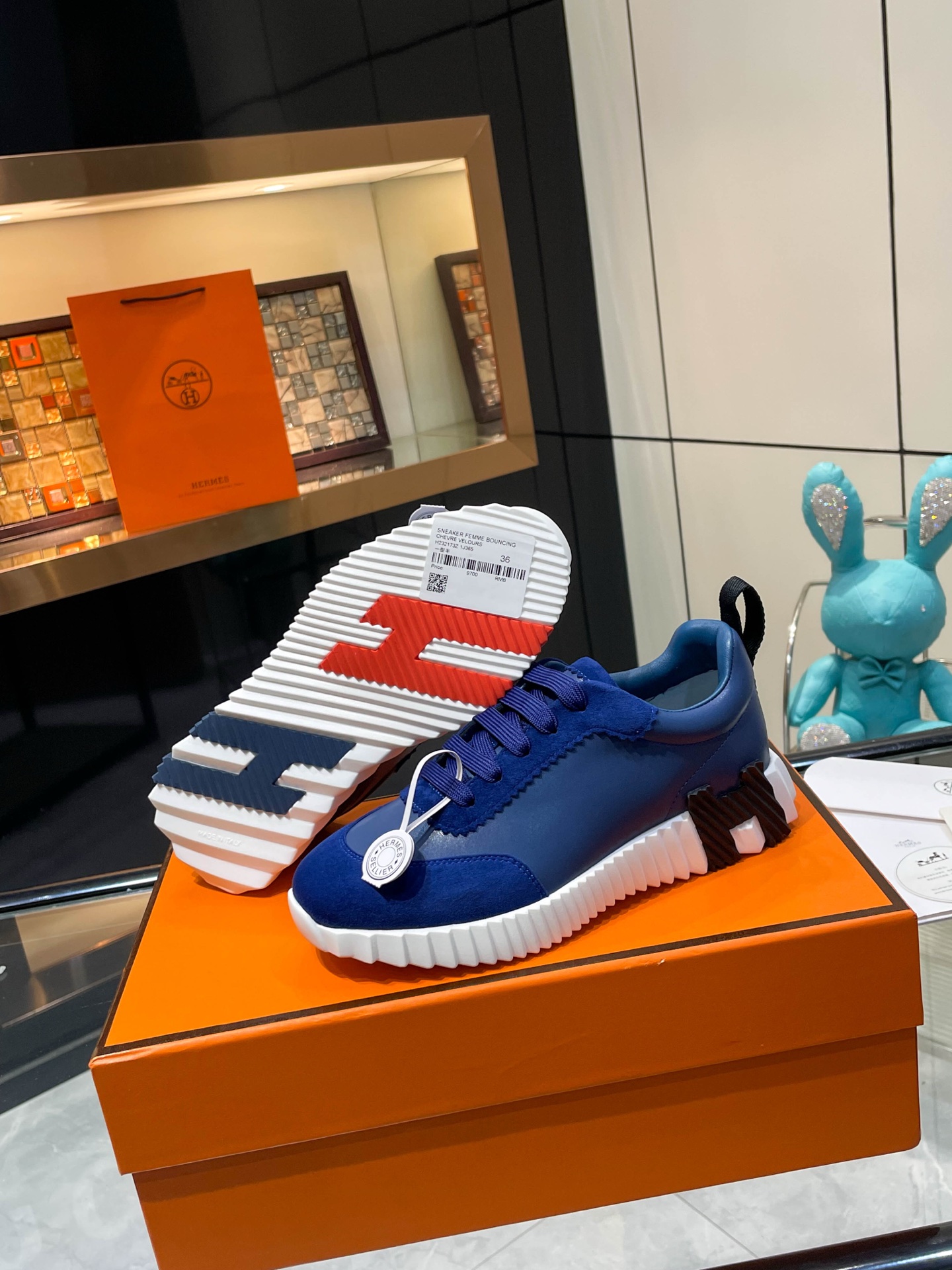 NO:593775,Hermes top version of Hermès H classic casual sports shoes, the highest version, decorated with an exaggerated 'H' letter on the sole, italic design and bright colors show vitality and continue the brand design inspiration!  A very beautiful casual shoe, elegant yet cute!  Classic style, unique and attractive height increasing shoes!   The original fabric is 1:1, the inner lining is original breathable imported sheepskin, the foot pads are imported sheepskin, the outsole is made of custom-made private mold T P U ten P U vacuumed into one piece, original lasting technology, original packaging box with shoe storage bag, handbag, shoe box with blue light anti-counterfeiting mark!  Women's size 35.36.37.38.39.40.41.42 Men's size 39.40.41.42.43.44.45.46, casual shoes/sports shoes, hermes, hermes, sneakers, sheepskin19860909Hermes 顶级版本爱马仕H家经典 休闲运动鞋,最高版本,鞋底上饰以夸张“H”字母,斜体设计和鲜艳色彩展现活力,延续品牌设计灵感！ 非常漂亮的一款休闲鞋,大气而又不失可爱！经典的款型,独具魅力的增高鞋！  原版面料1:1,内里为原版透气进口羊皮里,垫脚进口羊皮,大底定制私模T P U十P U抽真空一体成型,原版套楦工艺,原版包装盒配鞋履收纳袋,手提袋,鞋盒带蓝光防伪标识！ 女码35.36.37.38.39.40.41.42 男码39.40.41.42.43.44.45.46,休闲鞋/运动鞋,hermes,hermes,sneakers,sheepskin,Women's Shoes