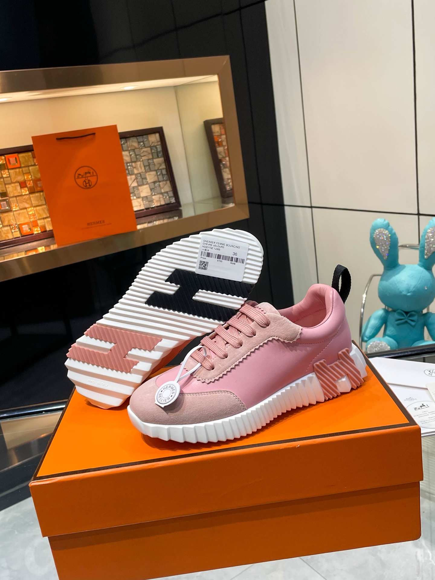 NO:593779,Hermes top version of Hermès H classic casual sports shoes, the highest version, decorated with an exaggerated 'H' letter on the sole, italic design and bright colors show vitality and continue the brand design inspiration!  A very beautiful casual shoe, elegant yet cute!  Classic style, unique and attractive height increasing shoes!   The original fabric is 1:1, the inner lining is original breathable imported sheepskin, the foot pads are imported sheepskin, the outsole is made of custom-made private mold T P U ten P U vacuumed into one piece, original lasting technology, original packaging box with shoe storage bag, handbag, shoe box with blue light anti-counterfeiting mark!  Women's size 35.36.37.38.39.40.41.42 Men's size 39.40.41.42.43.44.45.46, casual shoes/sports shoes, hermes, hermes, sneakers, sheepskin19860909Hermes 顶级版本爱马仕H家经典 休闲运动鞋,最高版本,鞋底上饰以夸张“H”字母,斜体设计和鲜艳色彩展现活力,延续品牌设计灵感！ 非常漂亮的一款休闲鞋,大气而又不失可爱！经典的款型,独具魅力的增高鞋！  原版面料1:1,内里为原版透气进口羊皮里,垫脚进口羊皮,大底定制私模T P U十P U抽真空一体成型,原版套楦工艺,原版包装盒配鞋履收纳袋,手提袋,鞋盒带蓝光防伪标识！ 女码35.36.37.38.39.40.41.42 男码39.40.41.42.43.44.45.46,休闲鞋/运动鞋,hermes,hermes,sneakers,sheepskin,Women's Shoes