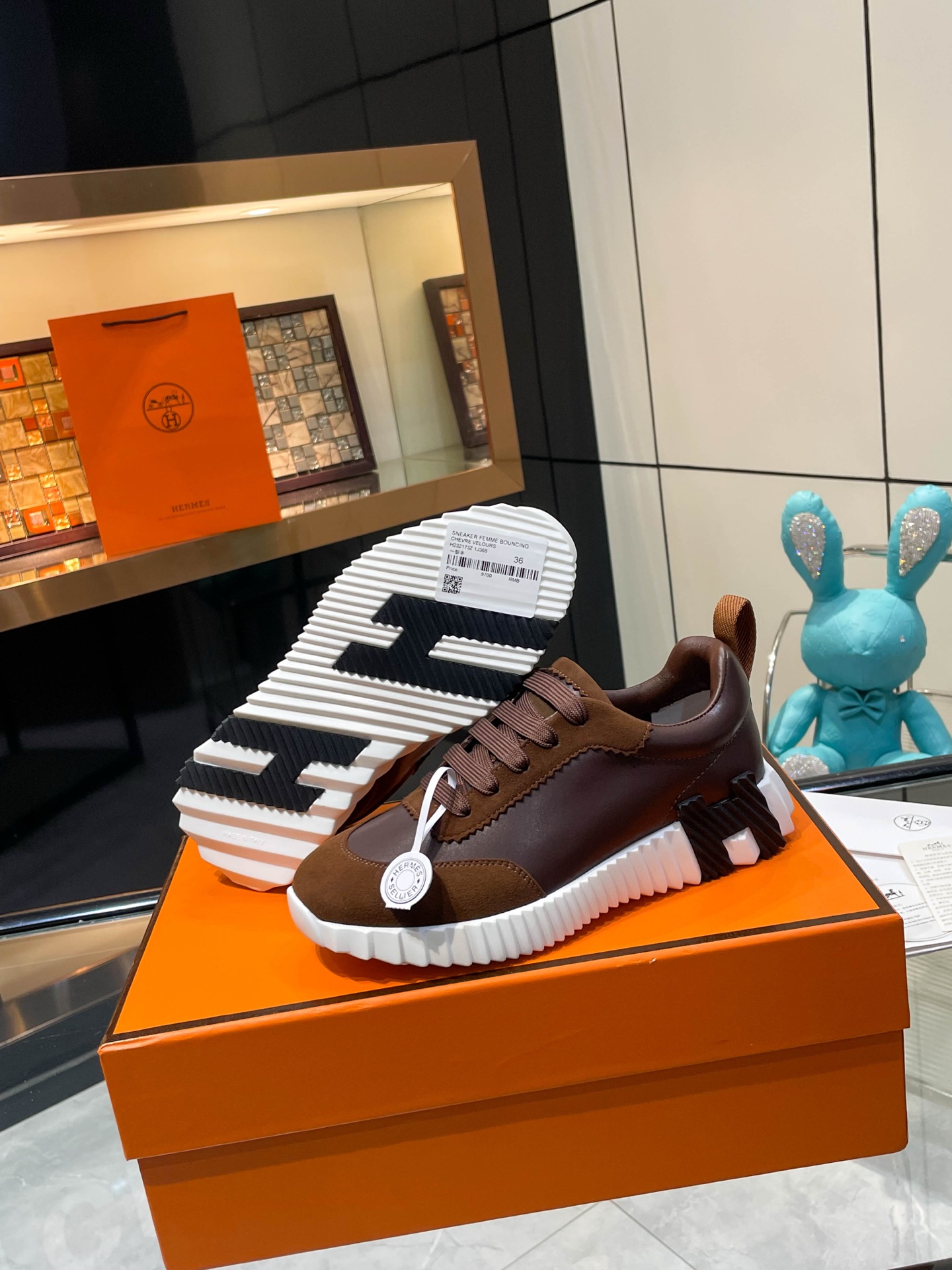 NO:593781,The top version of Hermes' H classic casual sports shoes, the highest version, is decorated with an exaggerated 'H' letter on the sole. The italic design and bright colors show vitality and continue the brand design inspiration!  A very beautiful casual shoe, elegant yet cute!  Classic style, unique and attractive height increasing shoes!   The original fabric is 1:1, the inner lining is original breathable imported sheepskin, the foot pads are imported sheepskin, the outsole is made of custom-made private mold T P U ten P U vacuumed into one piece, original lasting technology, original packaging box with shoe storage bag, handbag, shoe box with blue light anti-counterfeiting mark!  Women's size 35.36.37.38.39.40.41.42 Men's size 39.40.41.42.43.44.45.46, casual shoes/sports shoes, hermes, hermes, sneakers, sheepskin19860909Hermes顶级版本爱马仕H家经典 休闲运动鞋,最高版本,鞋底上饰以夸张“H”字母,斜体设计和鲜艳色彩展现活力,延续品牌设计灵感！ 非常漂亮的一款休闲鞋,大气而又不失可爱！经典的款型,独具魅力的增高鞋！  原版面料1:1,内里为原版透气进口羊皮里,垫脚进口羊皮,大底定制私模T P U十P U抽真空一体成型,原版套楦工艺,原版包装盒配鞋履收纳袋,手提袋,鞋盒带蓝光防伪标识！ 女码35.36.37.38.39.40.41.42 男码39.40.41.42.43.44.45.46,休闲鞋/运动鞋,hermes,hermes,sneakers,sheepskin,Women's Shoes