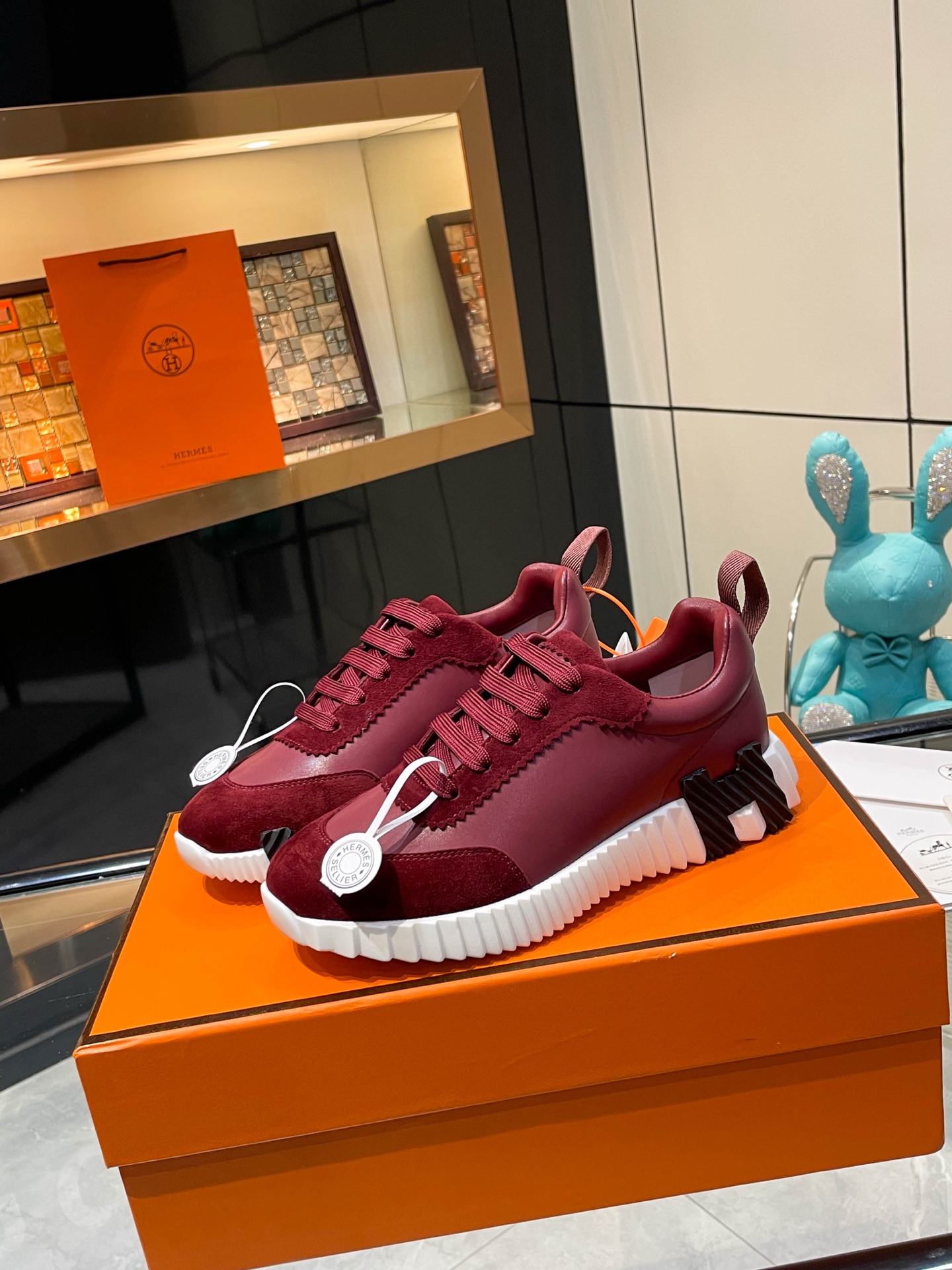 NO:779426,Hermes top version Hermès H classic fly-woven casual sports shoes, the highest version, decorated with an exaggerated 'H' letter on the sole, italic design and bright colors show vitality and continue the brand design inspiration!  A very beautiful casual shoe, elegant yet cute!  Classic style, unique and attractive height increasing shoes!   The original fabric is 1:1, the inner lining is original breathable imported sheepskin, the foot pads are imported sheepskin, the outsole is made of custom-made private mold T P U ten P U vacuumed into one piece, original lasting technology, original packaging box with shoe storage bag, handbag, shoe box with blue light anti-counterfeiting mark!  Women's size 35.36.37.38.39.(40.41.42 customized) Men's size 39.40.41.42.43.44.(45.46 customized),,hermes,hermes,sneakers,sheepskin19860909Hermes 爱马仕顶级版本爱马仕H家经典 飞织休闲运动鞋,最高版本,鞋底上饰以夸张“H”字母,斜体设计和鲜艳色彩展现活力,延续品牌设计灵感！ 非常漂亮的一款休闲鞋,大气而又不失可爱！经典的款型,独具魅力的增高鞋！  原版面料1:1,内里为原版透气进口羊皮里,垫脚进口羊皮,大底定制私模T P U十P U抽真空一体成型,原版套楦工艺,原版包装盒配鞋履收纳袋,手提袋,鞋盒带蓝光防伪标识！ 女码35.36.37.38.39.(40.41.42 订做) 男码39.40.41.42.43.44.(45.46订做),,hermes,hermes,sneakers,sheepskin,Men's shoes