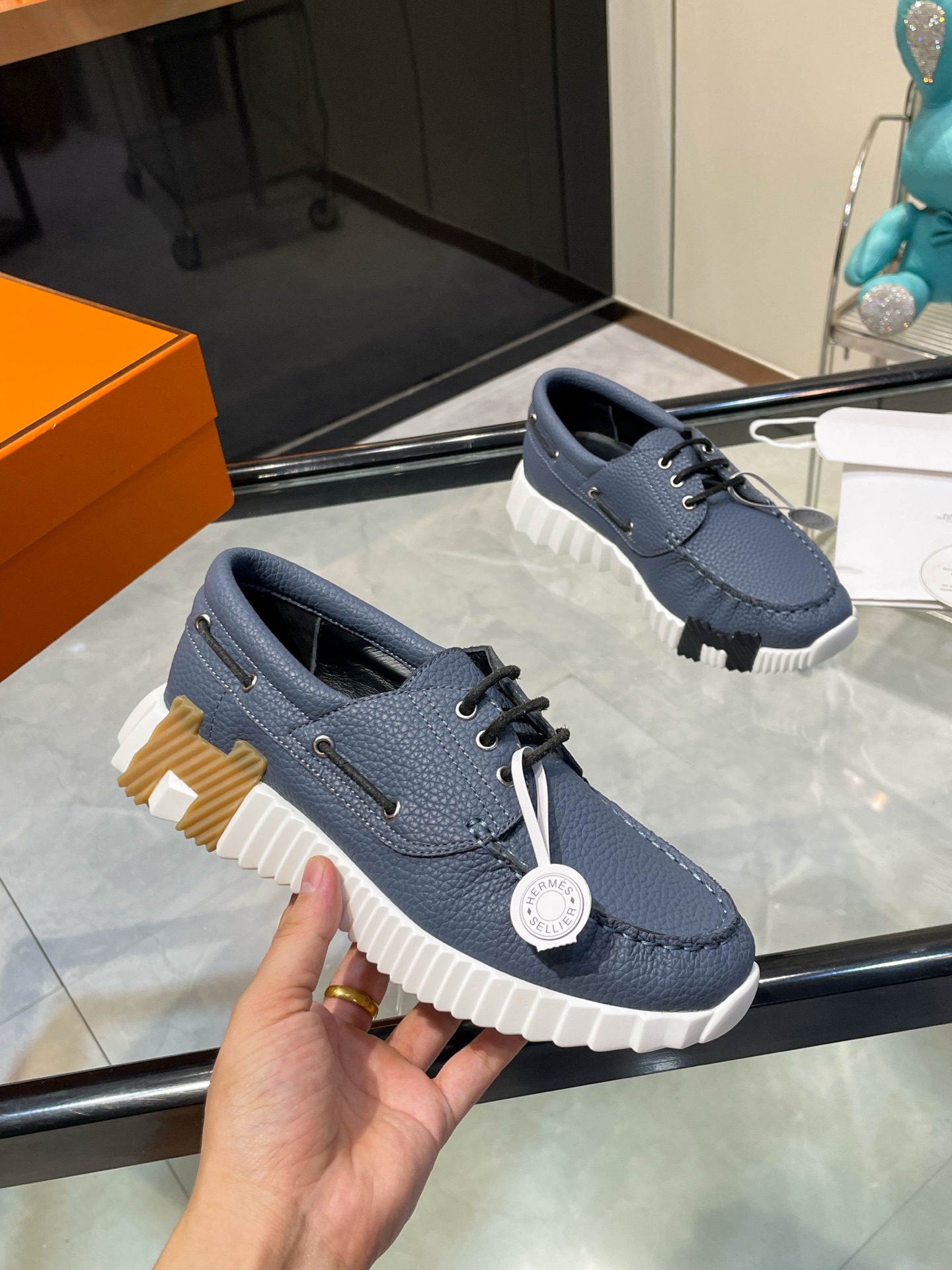 NO:536697,Hermes' top version of Hermes H-H-Home classic casual sneakers, the highest version, the sole is decorated with exaggerated 'H' letters, italic design and bright colors to show vitality, continuing the brand's design inspiration!  A very beautiful casual shoe, elegant yet cute!  Classic style, unique and charming height-enhancing shoes!   Original fabric is 1:1, the inner lining is the original breathable imported sheepskin, the foot pad is imported sheepskin, the customized private mold T P U10 P U vacuum integrated mold, the original cover technology, the original packaging box is equipped with shoe storage bag, handbag, and the shoe box has a blue light anti-counterfeiting logo!  Women's size 35.36.37.38.39.40.41.42 Men's size 39.40.41.42.43.44.45.46, casual shoes/sports shoes, hermes, hermes, sneakers, sheepskin19860909Hermes 顶级版本爱马仕H家经典 休闲运动鞋,最高版本,鞋底上饰以夸张“H”字母,斜体设计和鲜艳色彩展现活力,延续品牌设计灵感！ 非常漂亮的一款休闲鞋,大气而又不失可爱！经典的款型,独具魅力的增高鞋！  原版面料1:1,内里为原版透气进口羊皮里,垫脚进口羊皮,大底定制私模T P U十P U抽真空一体成型,原版套楦工艺,原版包装盒配鞋履收纳袋,手提袋,鞋盒带蓝光防伪标识！ 女码35.36.37.38.39.40.41.42 男码39.40.41.42.43.44.45.46,休闲鞋/运动鞋,hermes,hermes,sneakers,sheepskin,Women's Shoes