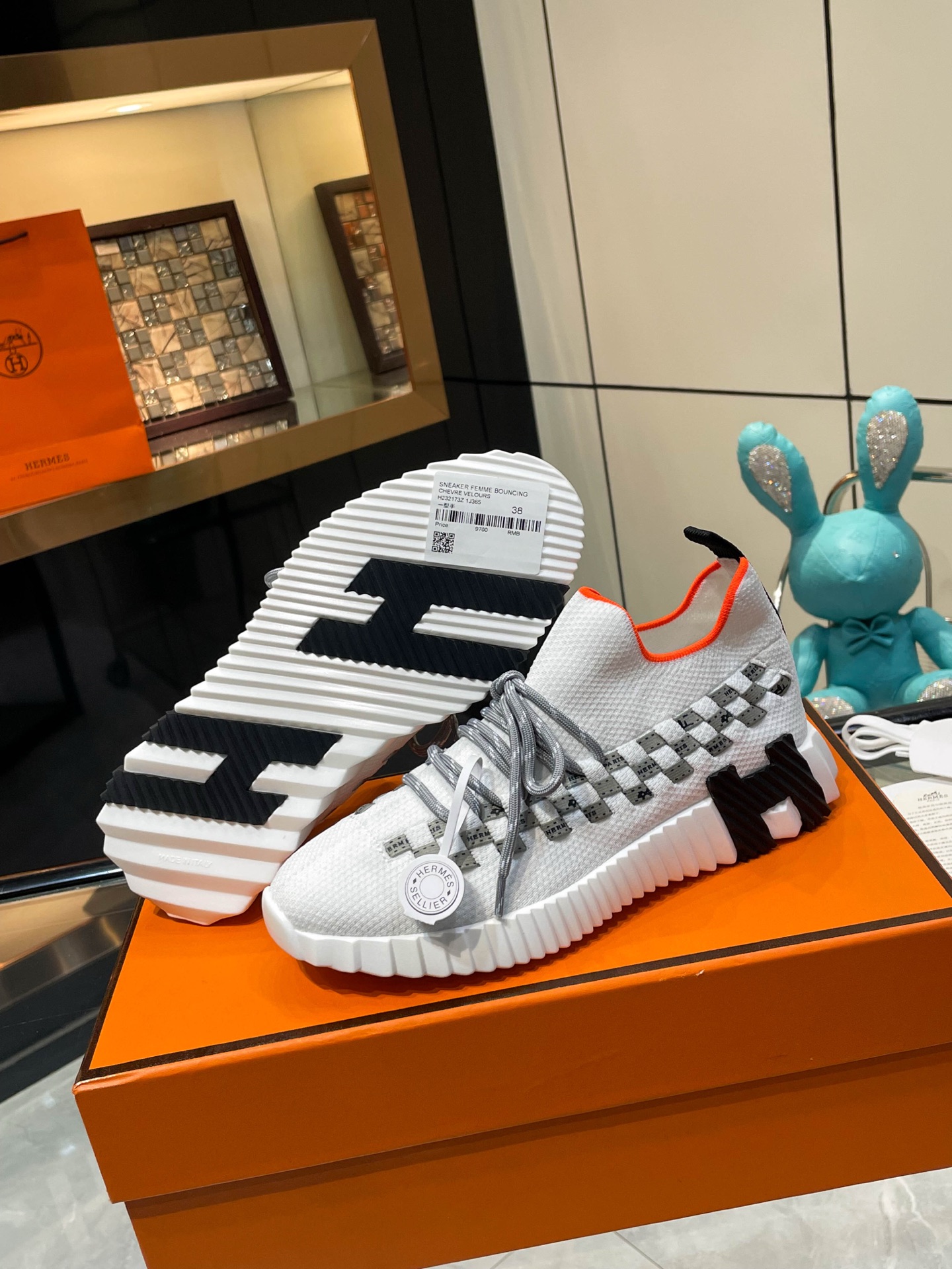 NO:593793,Hermes top version of Hermès H classic casual sports shoes, the highest version, decorated with an exaggerated 'H' letter on the sole, italic design and bright colors show vitality and continue the brand design inspiration!  A very beautiful casual shoe, elegant yet cute!  Classic style, unique and attractive height increasing shoes!   The original fabric is 1:1, the inner lining is original breathable imported sheepskin, the foot pads are imported sheepskin, the outsole is made of custom-made private mold T P U ten P U vacuumed into one piece, original lasting technology, original packaging box with shoe storage bag, handbag, shoe box with blue light anti-counterfeiting mark!  Women's size 35.36.37.38.39.40.41.42 Men's size 39.40.41.42.43.44.45.46, casual shoes/sports shoes, hermes, hermes, sneakers, sheepskin19860909Hermes 顶级版本爱马仕H家经典 休闲运动鞋,最高版本,鞋底上饰以夸张“H”字母,斜体设计和鲜艳色彩展现活力,延续品牌设计灵感！ 非常漂亮的一款休闲鞋,大气而又不失可爱！经典的款型,独具魅力的增高鞋！  原版面料1:1,内里为原版透气进口羊皮里,垫脚进口羊皮,大底定制私模T P U十P U抽真空一体成型,原版套楦工艺,原版包装盒配鞋履收纳袋,手提袋,鞋盒带蓝光防伪标识！ 女码35.36.37.38.39.40.41.42 男码39.40.41.42.43.44.45.46,休闲鞋/运动鞋,hermes,hermes,sneakers,sheepskin,Women's Shoes