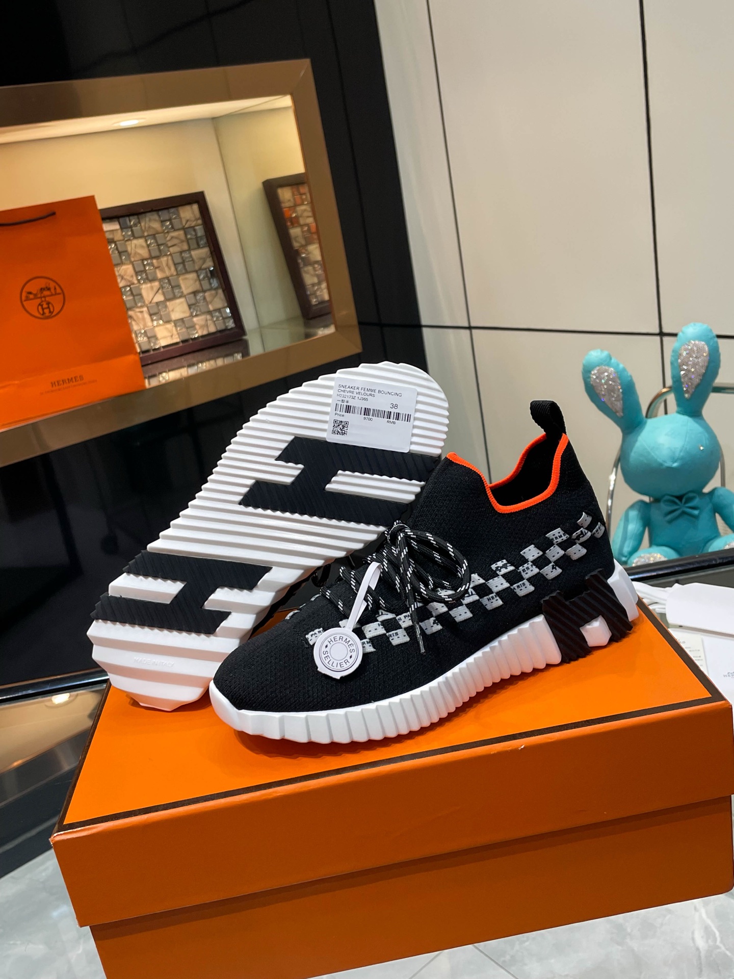 NO:593796,The top version of Hermes' H classic casual sports shoes, the highest version, is decorated with an exaggerated 'H' letter on the sole. The italic design and bright colors show vitality and continue the brand design inspiration!  A very beautiful casual shoe, elegant yet cute!  Classic style, unique and attractive height increasing shoes!   The original fabric is 1:1, the inner lining is original breathable imported sheepskin, the foot pads are imported sheepskin, the outsole is made of custom-made private mold T P U ten P U vacuumed into one piece, original lasting technology, original packaging box with shoe storage bag, handbag, shoe box with blue light anti-counterfeiting mark!  Women's size 35.36.37.38.39.40.41.42 Men's size 39.40.41.42.43.44.45.46, casual shoes/sports shoes, hermes, hermes, sneakers, sheepskin19860909Hermes顶级版本爱马仕H家经典 休闲运动鞋,最高版本,鞋底上饰以夸张“H”字母,斜体设计和鲜艳色彩展现活力,延续品牌设计灵感！ 非常漂亮的一款休闲鞋,大气而又不失可爱！经典的款型,独具魅力的增高鞋！  原版面料1:1,内里为原版透气进口羊皮里,垫脚进口羊皮,大底定制私模T P U十P U抽真空一体成型,原版套楦工艺,原版包装盒配鞋履收纳袋,手提袋,鞋盒带蓝光防伪标识！ 女码35.36.37.38.39.40.41.42 男码39.40.41.42.43.44.45.46,休闲鞋/运动鞋,hermes,hermes,sneakers,sheepskin,Women's Shoes