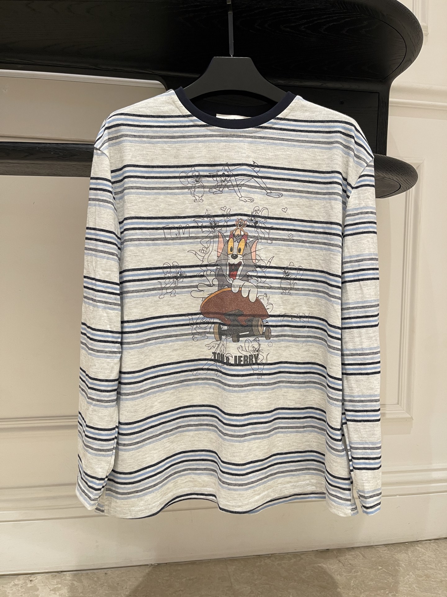 Hard-Core Girl Embraces New Morning and Spring with Cute Striped Tom Cat Apparel - 图片 1