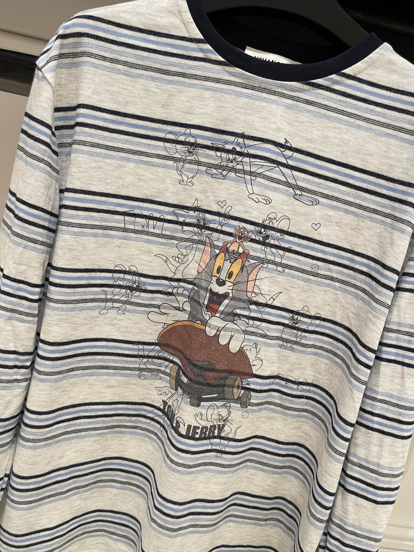 Hard-Core Girl Embraces New Morning and Spring with Cute Striped Tom Cat Apparel - 图片 3