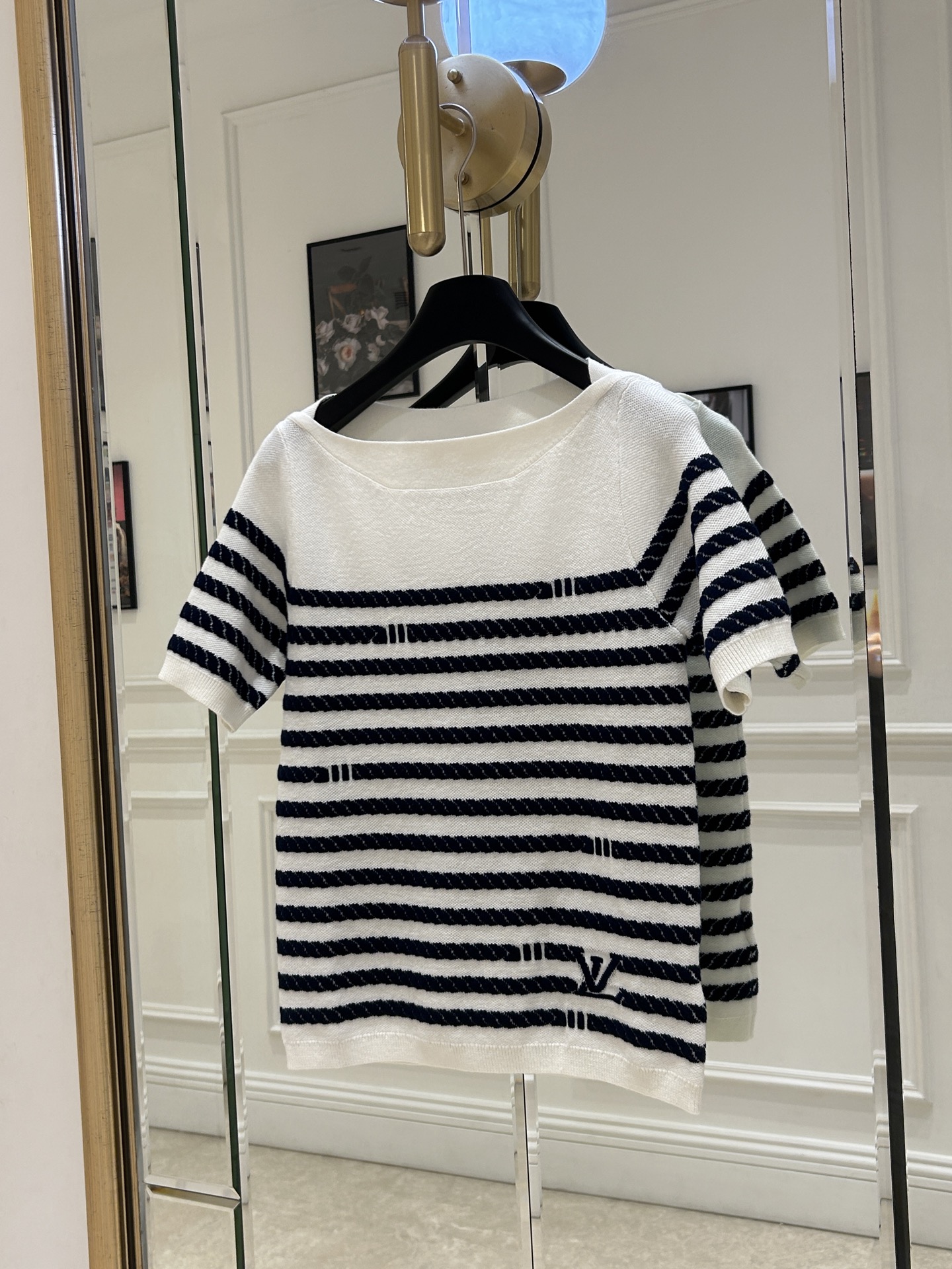 NO:330522,Original single-handed women's clothing, with L*V jacquard rope knitted short-sleeved top, YB cotton wool yarn woven, soft and skin-friendly, comfortable and stylish, with obvious plush texture, more weight, round neck short-sleeved cut, appropriate skin exposure, beautify the proportion of head and shoulders, overlapping the two sides of the plain shoulder position, rich design, collide with the texture of the large body, forming a sense of layering, two colors intertwined hem letter logo decoration, strong retro style, regular style highlights the figure, SML details real shot, size chart, T-shirt, alexander wang19860909原单狠货女装 配包装L*V提花绳子针织短袖上衣 YB棉毛纱线织造 柔软亲肤 舒适有型 呈现明显毛绒料质感更显份量 圆领短袖剪裁 领口恰当露肤 美化头肩比例更显瘦 素色肩位两侧交叠 丰富设计 与大身绳子纹理碰撞形成层次感 通体两色交织下摆字母徽标装饰 复古风格强烈 常规版型突显身材 SML 细节实拍 尺寸表,,T-shirt,alexander wang,Women's clothing