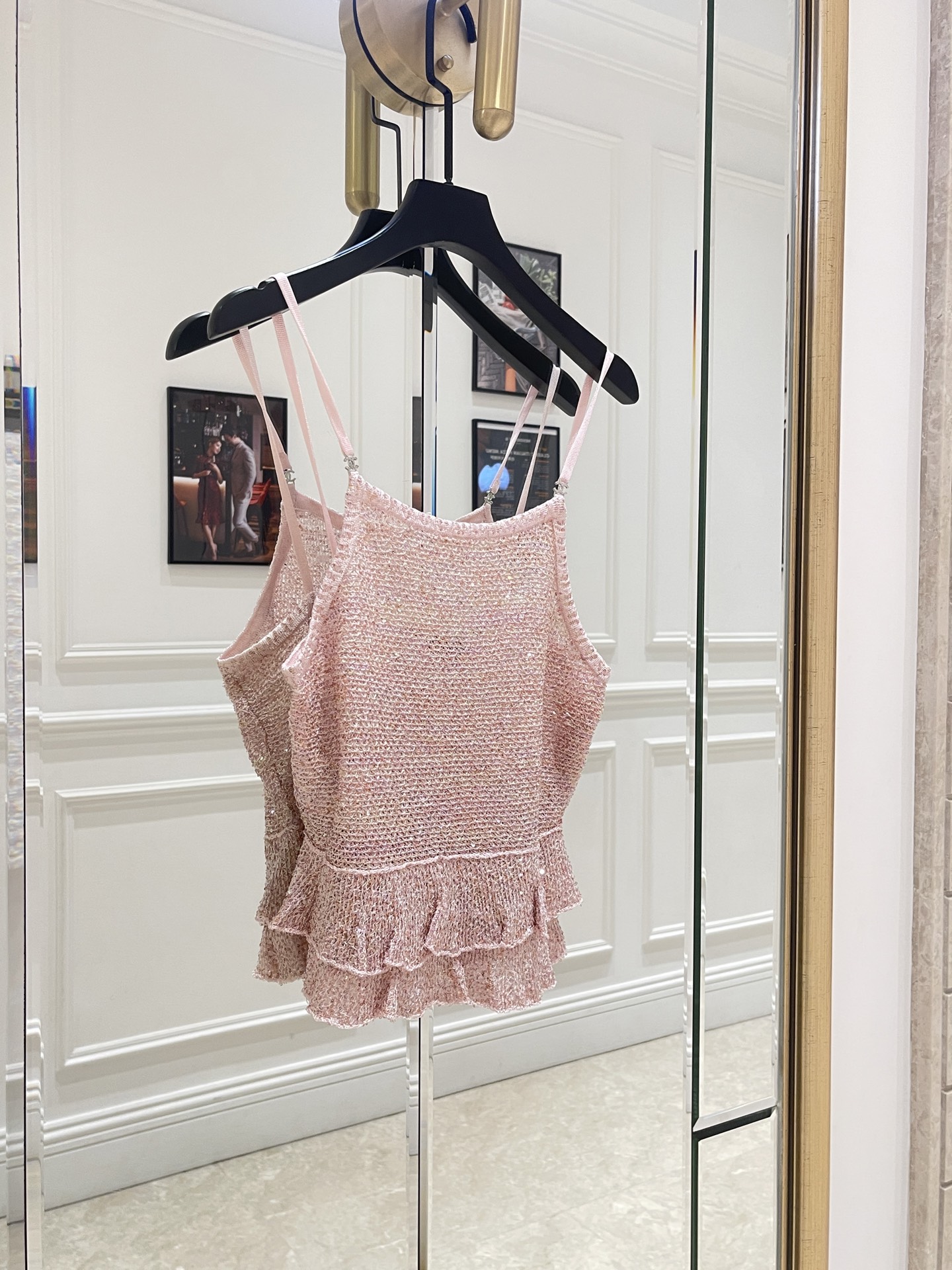 NO:330257,Original single ruthless women's clothing with packaging Cha*25 sequin knitted suspender This suspender is so heart-warming!  There are many bulingbuling sequins on the knitted top, and the hem is layered with ruffles, and the details are exquisite!  The white style is pure cotton, with a cross-belt design, and two small bows and buttons, full of detail!  Summer exquisite girl is online!  Color pink black SML details shot, alexander wang19860909原单狠货女装 配包装Cha*25亮片针织吊带 这款吊带太心头好了！针织的上面有很多bulingbuling的亮片,下摆一层一层的荷叶边,细节自带精致感！白色款式是纯棉的,交差带设计,两个小蝴蝶结扣子,细节感满满！夏日精致女孩上线！ 颜色粉色 黑色 SML 细节实拍,,alexander wang,Women's clothing