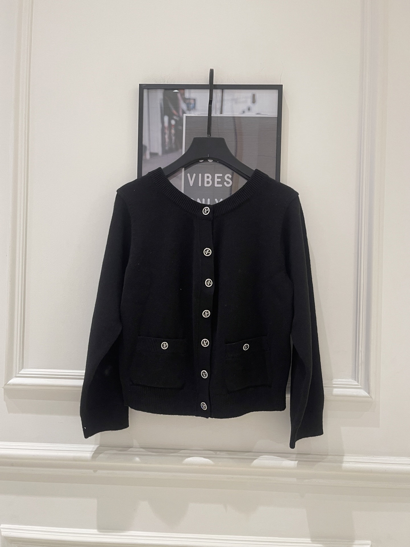 NO:330255,Original single ruthless women's clothing, with packaging Cha* double-sided button sweater, both sides are breasted, very special, both black and striped, it is good to wear inside and outside!  Color black blue SML details shot, alexander wang19860909原单狠货女装 配包装Cha*双面纽扣针织衫 正反两面都是排扣 很特别哦 黑色跟条纹都有 内搭外穿都不错滴！ 颜色黑色 蓝色 SML 细节实拍,,alexander wang,Women's clothing