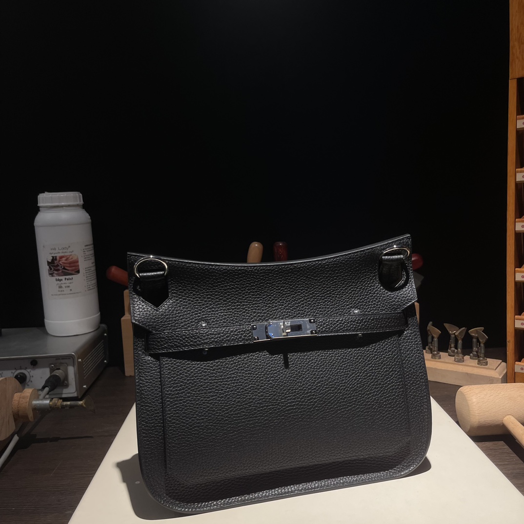 NO:699582,New product for men Jysiere Gypsy 28cm Original imported TC leather [black] silver buckle Unisex model Counter synchronization Handmade wax thread sewing Pure steel hardware Ready in stock, Hermes, Hermes,19860909新品 男士专用 Jysiere 吉普赛 28cm 原厂进口TC皮【黑色】银扣 男女通用款 专柜同步 手工蜡线缝制 纯钢五金 现货,爱马仕,hermes,Hermes,,Bag