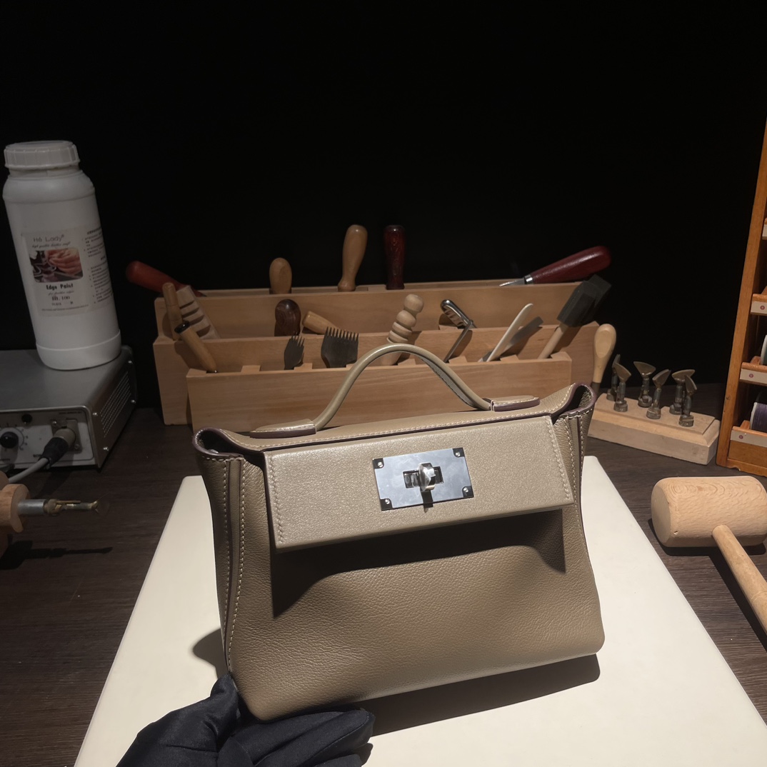 NO:698734,Kelly mini 2424 21cm Original imported Evercolor leather combined with Swift leather [elephant gray] silver buckle, natural color thread, counter synchronization, fully handmade beeswax thread sewing, pure steel hardware, in stock, Hermes, hermes, stuart weitzman, Hermes,19860909Kelly mini 2424 21cm 原厂进口Evercolor皮拼Swift皮【大象灰】银扣 走本色线 专柜同步 全手工蜜蜡线缝制 纯钢五金 现货,爱马仕,hermes,stuart weitzman,Hermes,,Bag